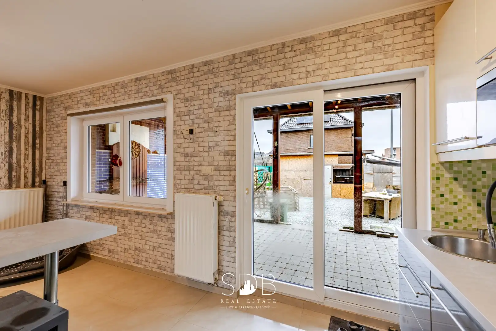 Instapklare half open bebouwing met gezinstuin foto 11