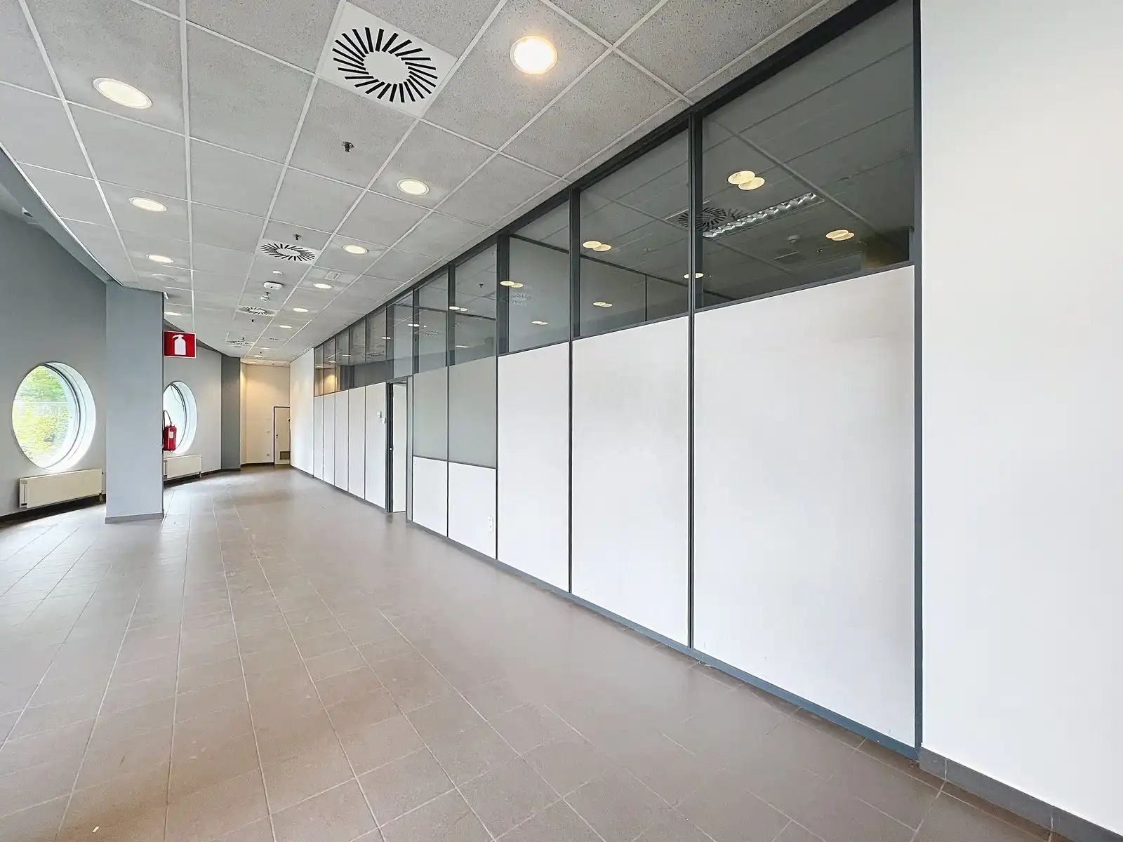 Goed gelegen LICHTRIJKE  kantoorruimte aan interessante voorwaarden nabij afrit Kortrijk-Oost E17. foto 7