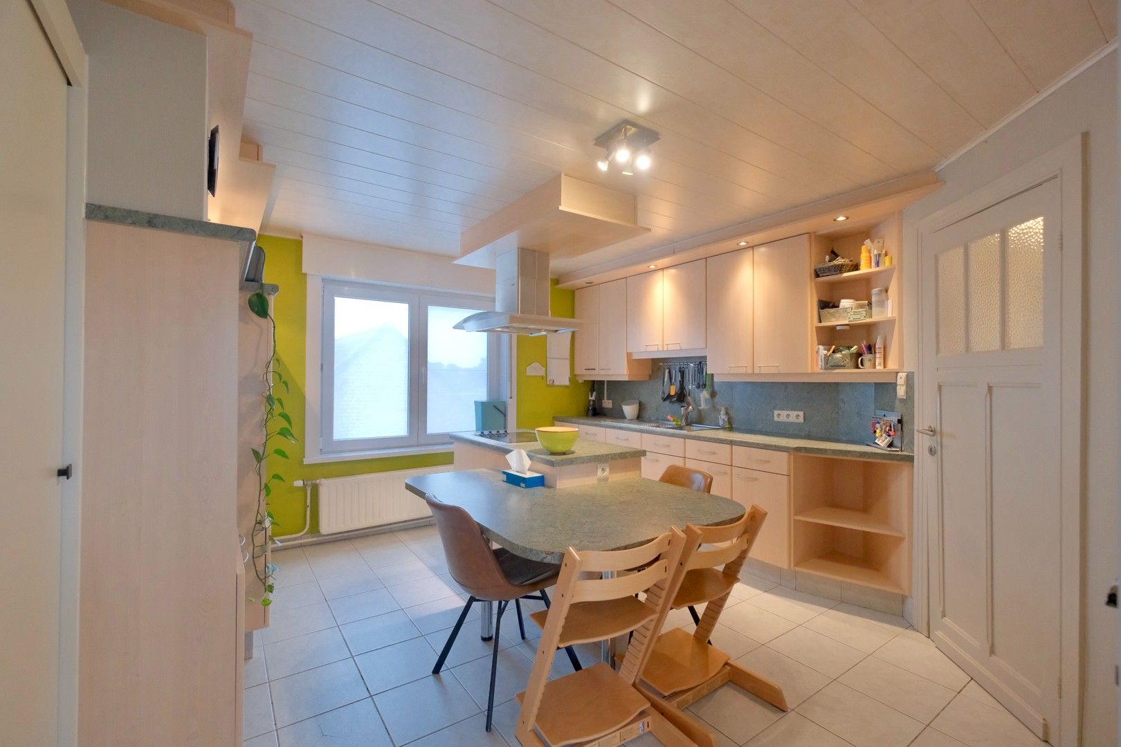 Instapklare handelswoning op toplocatie in Torhout! foto 17