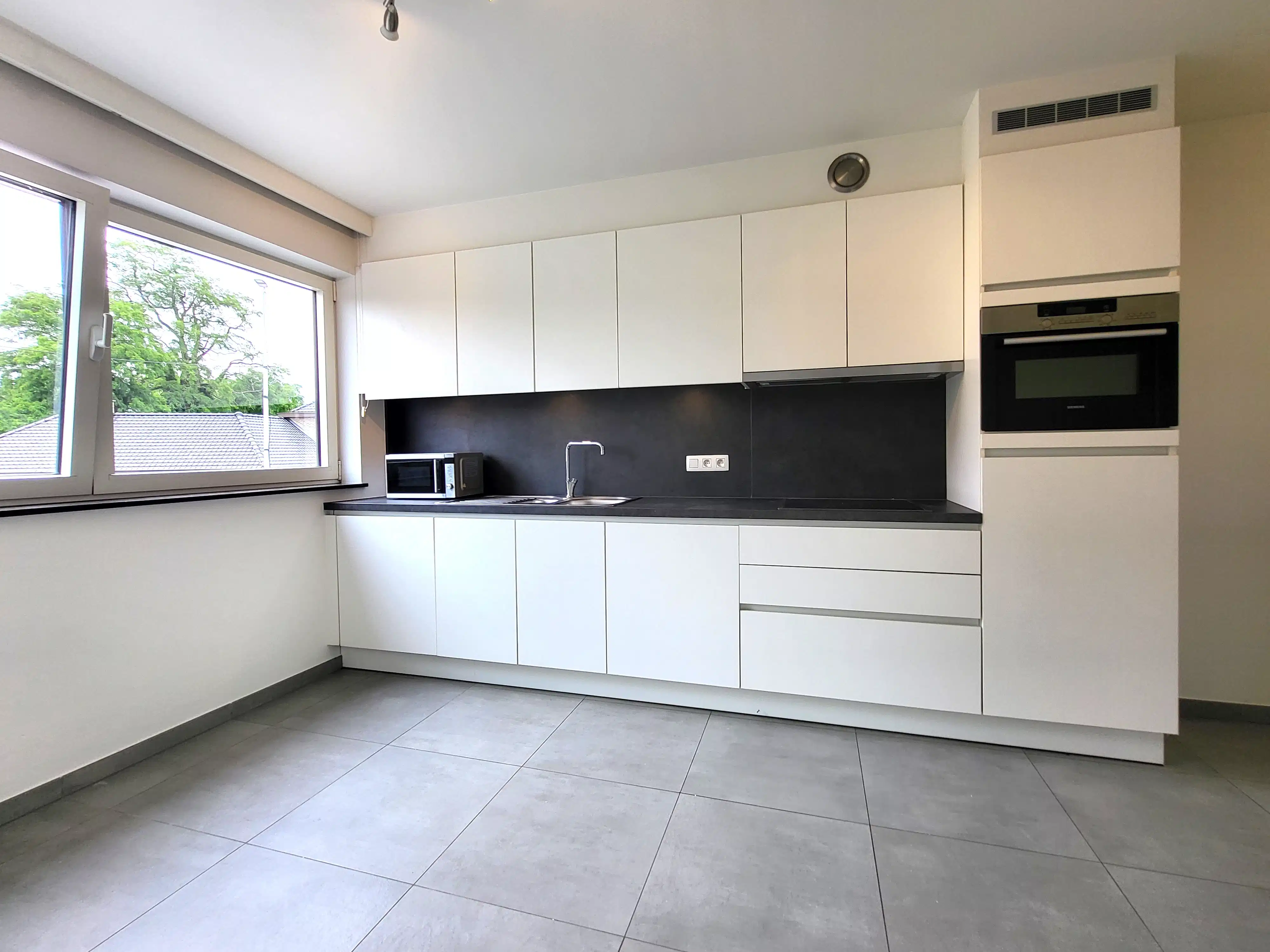 Ruim duplexappartement met 2 slaapkamers, terras en garage gelegen in het centrum van Zottegem. foto 12