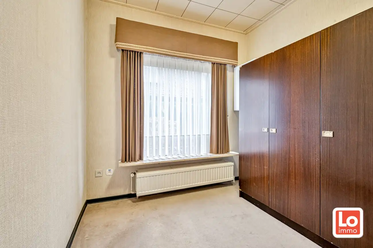 VERKOCHT! Goed onderhouden op te frissen gelijkvloerse woning met inpandige garage in een rustige straat nabij het centrum van Zelzate! foto 11