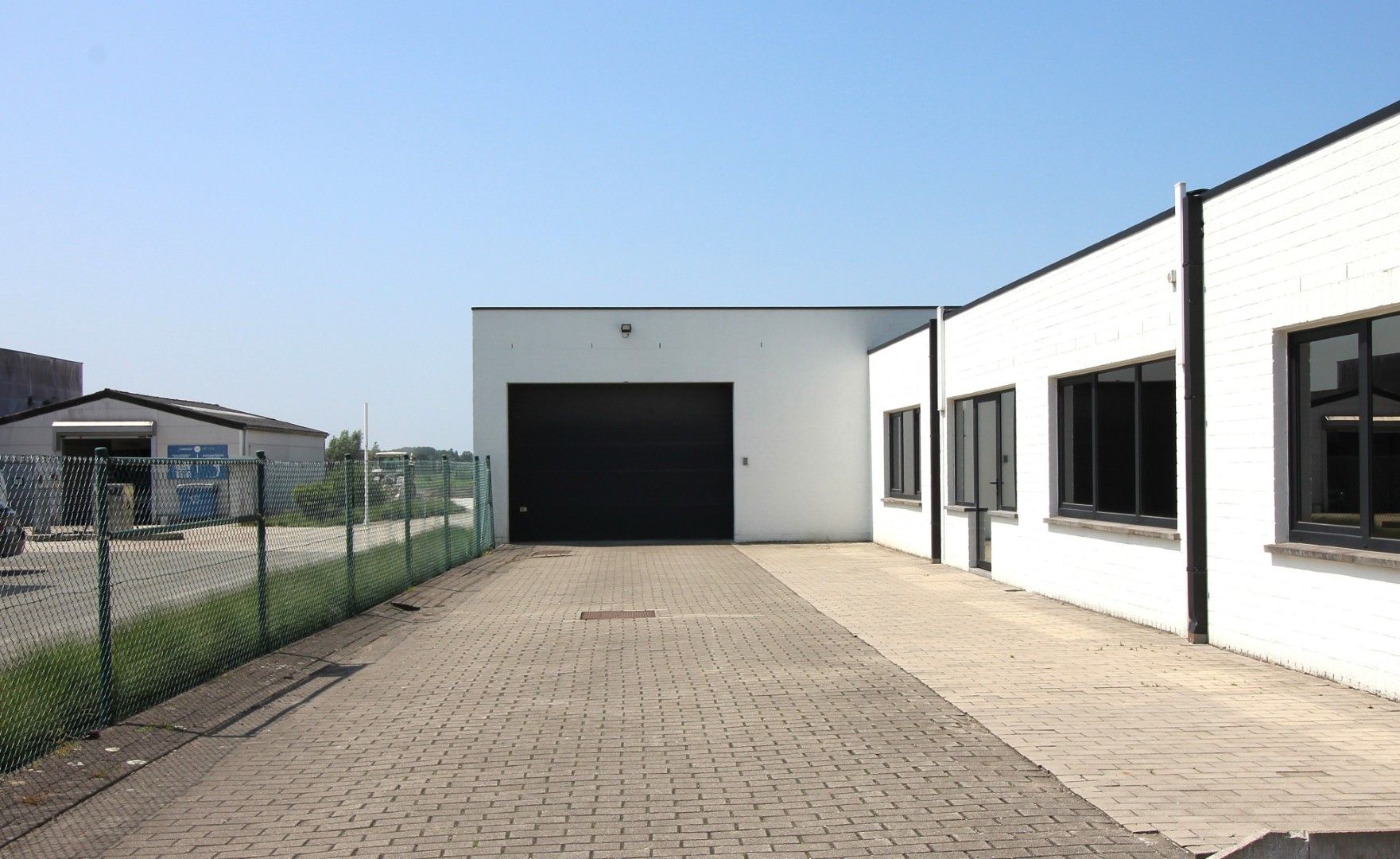 te huur Maldegem – magazijn of atelier van ca.420m². Uitstekende ligging. foto 2