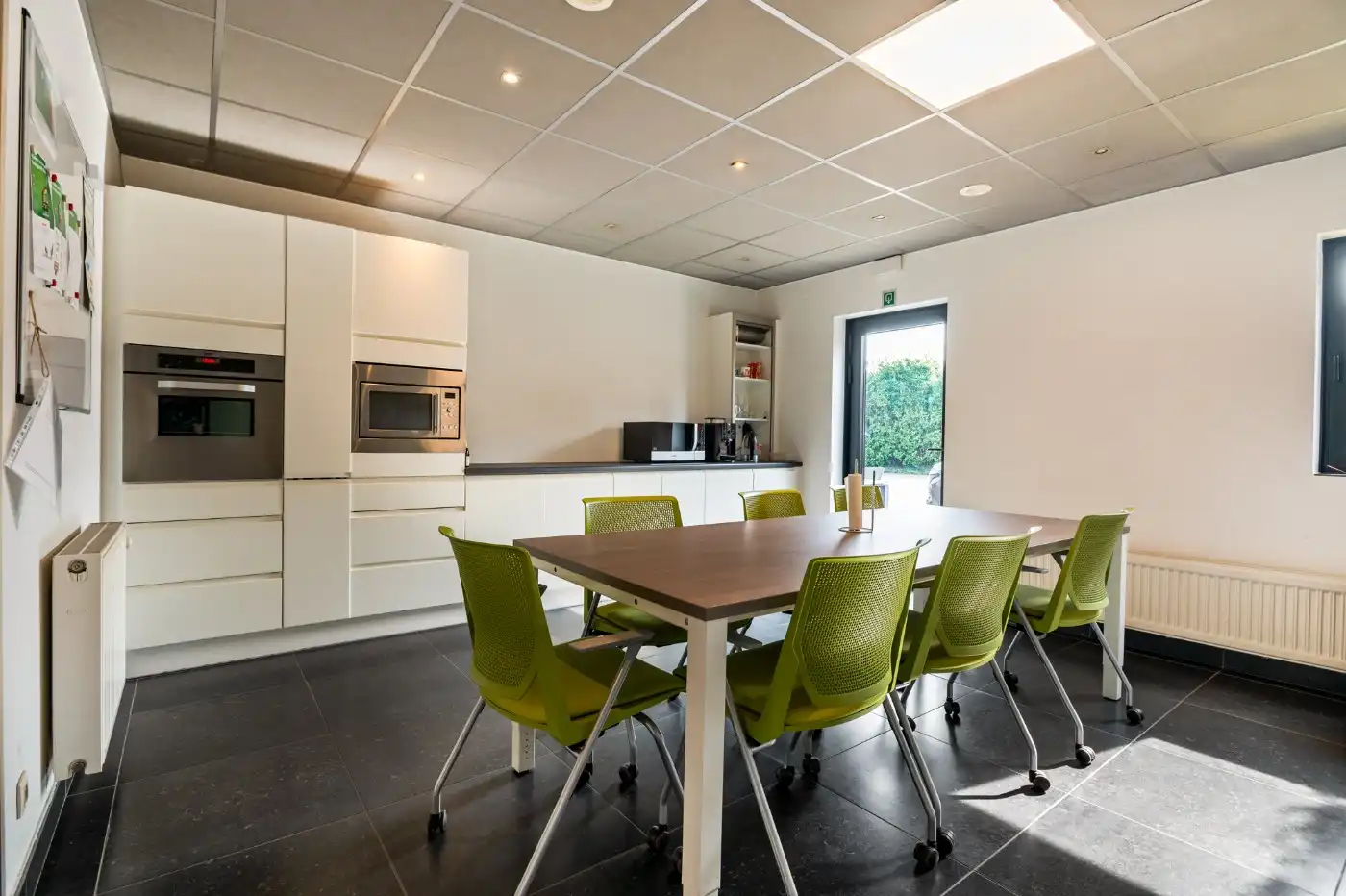 Ruime, volledig ingerichte kantoorruimte van 200 m² in hartje Stabroek foto 6