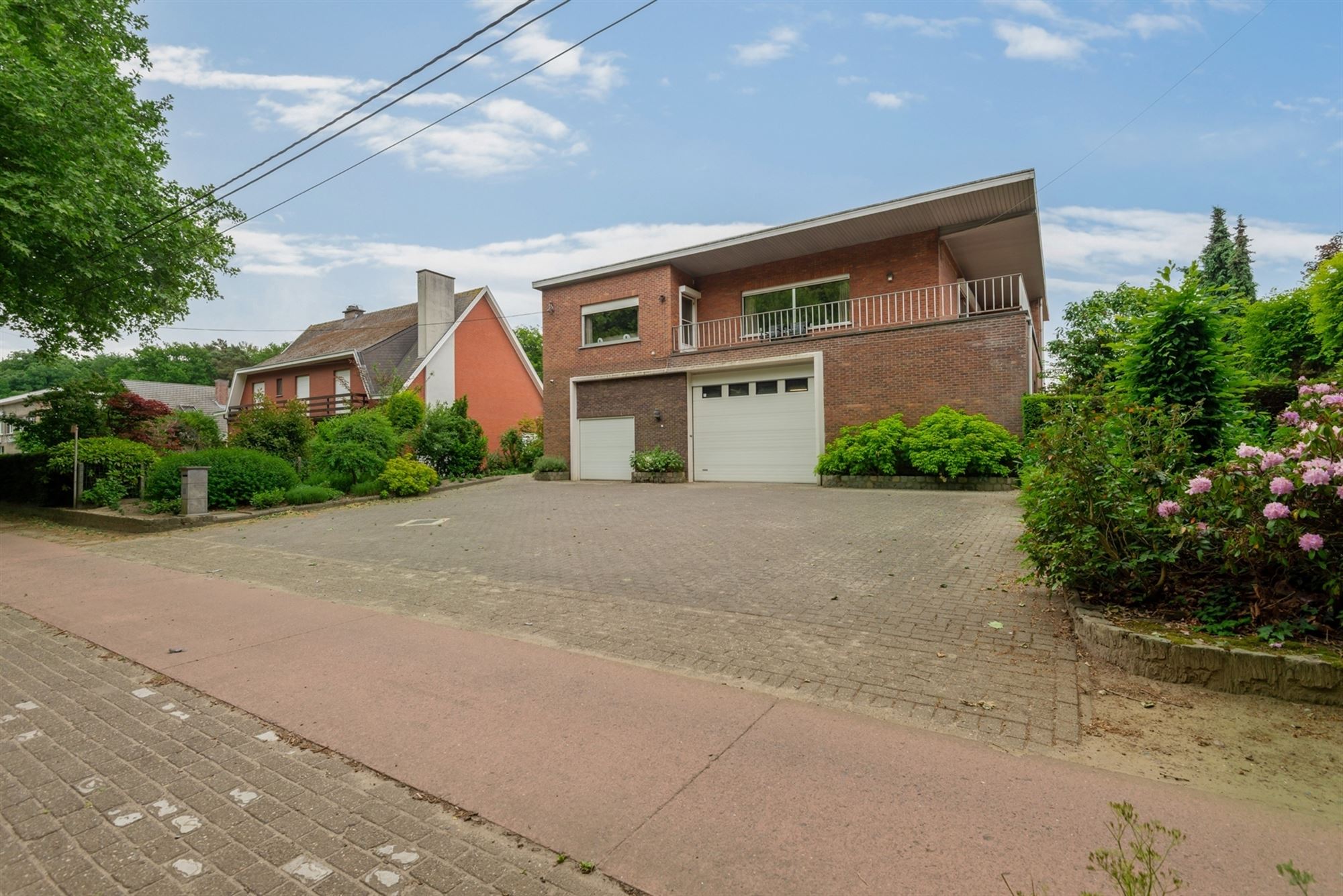 Hoofdfoto van de publicatie: Verrassend ruime woning met magazijn te Putte - Beerzel