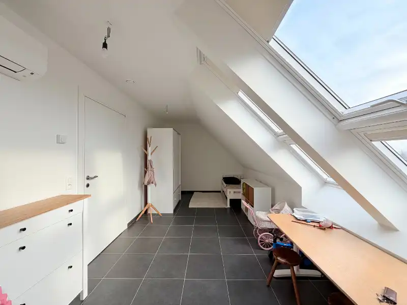 ENERGIEZUINIG DAKAPPARTEMENT MET TWEE SLAAPKAMERS EN GARAGE TE HUUR foto 10