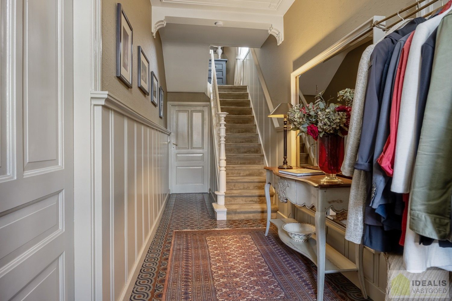 RUIME, CHARMANTE EN INSTAPKLARE WONING IN HARTJE HAMONT! HEERLIJKE WOONKAMER VOORZIEN VAN PARKET EN MET HAARD, LICHTRIJKE KEUKEN MET DIRECTE TOEGANG TOT PRACHTIGE VERANDA, 4 SLAAPKAMERS, RUIME GARAGE EN PRACHTIG AANGELEGDE TUIN OP SCHITTEREND PERCEEL VAN 7A 55CA IN HET HARTJE VAN HAMONT-ACHEL EN OP SLECHTS ENKELE MINUTEN VAN DE NEDERLANDSE GRENS! foto 3