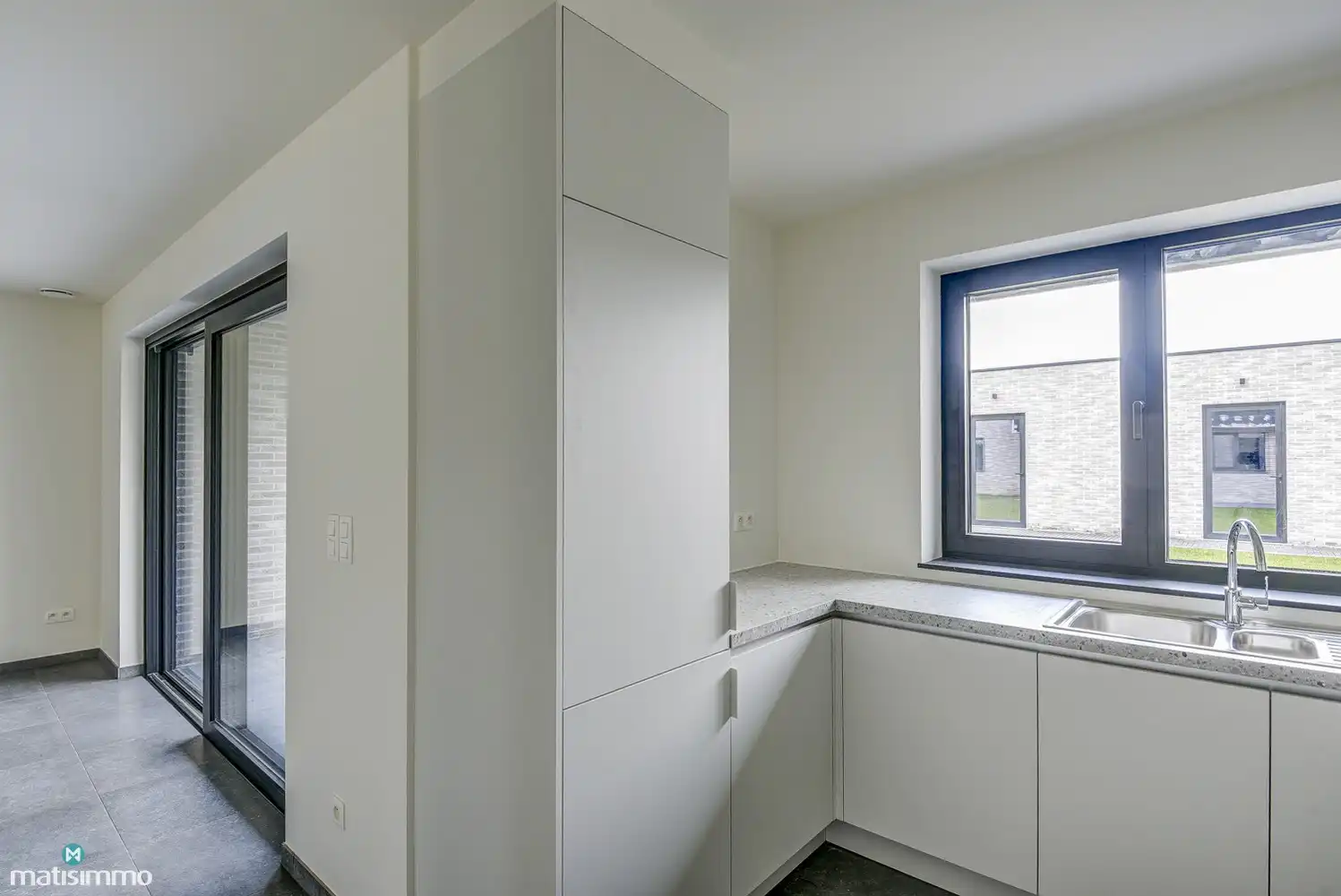 RUIM NIEUWBOUW APPARTEMENT MET 2 SLAAPKAMERS, TERRAS, GARAGE, AUTOSTAANPLAATS EN KELDERBERGING TE BEVERST foto 10