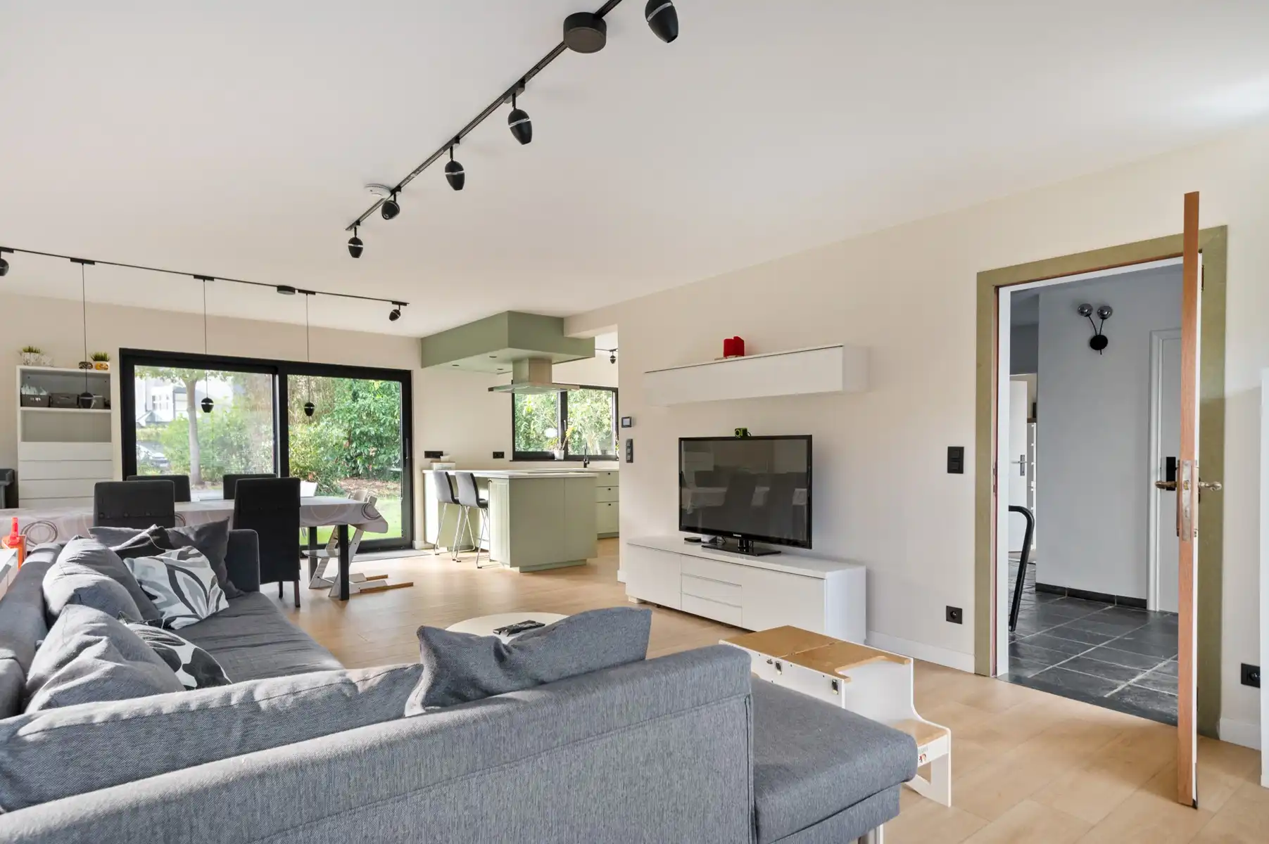 Veelzijdige villa met garage/magazijn van ca. 101 m foto 9