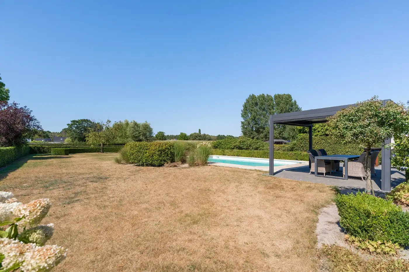 Top gelegen, ruime, vrijstaande woning met 3 slpk., garage en prachtige tuin foto 42