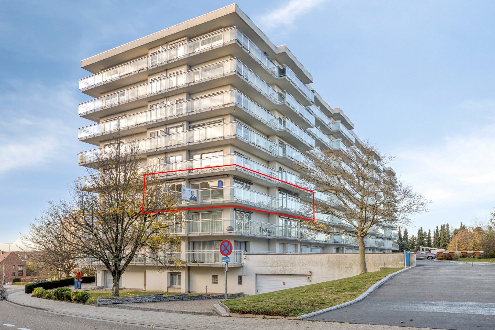 Gerenoveerd appartement met 3 slaapkamers, ruim terras, kelderberging en garagebox – EPC 188 kWh/m² - bewoonbare opp. 98 m² foto 2