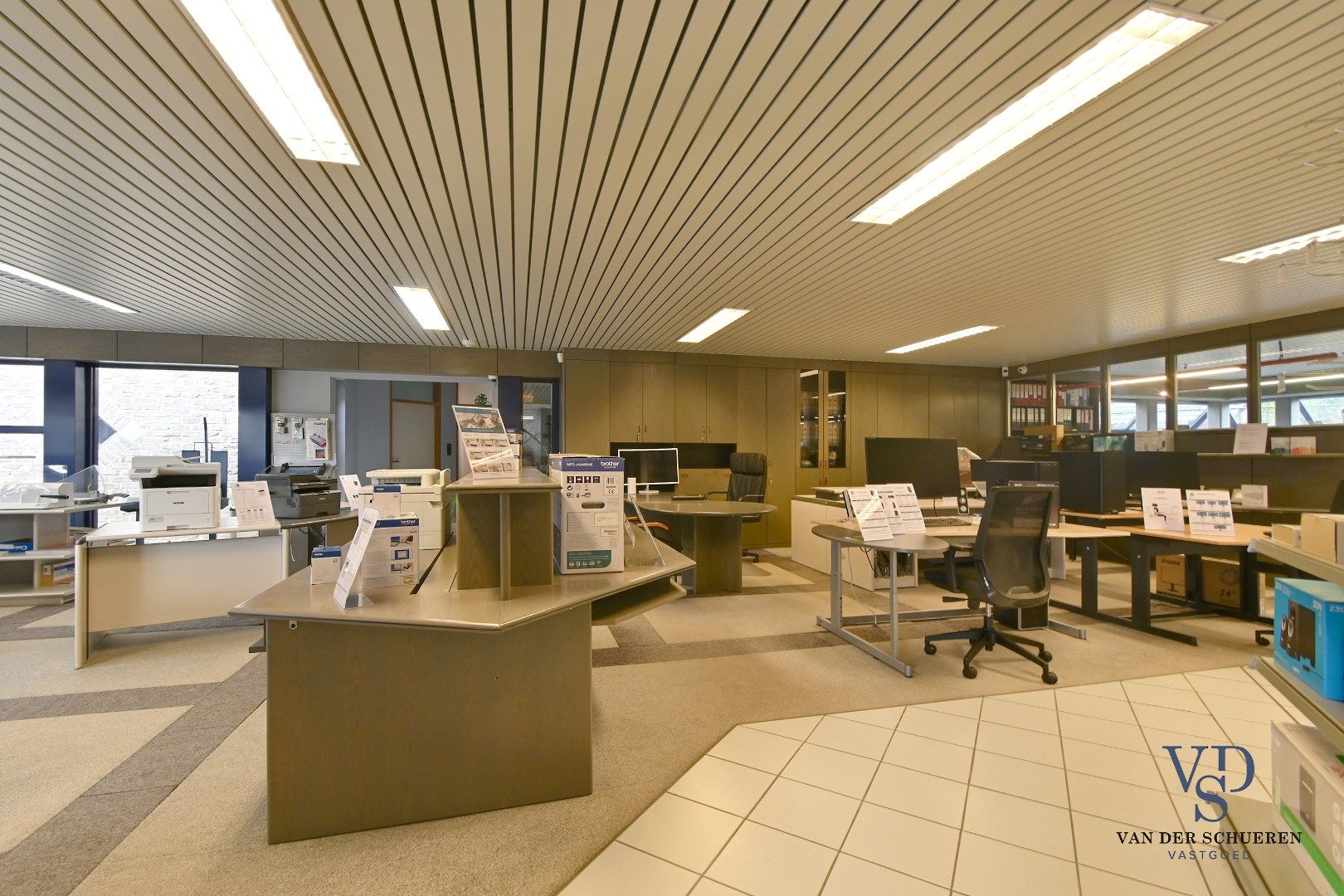 Ruim handelspand met penthouse in villastijl foto 3