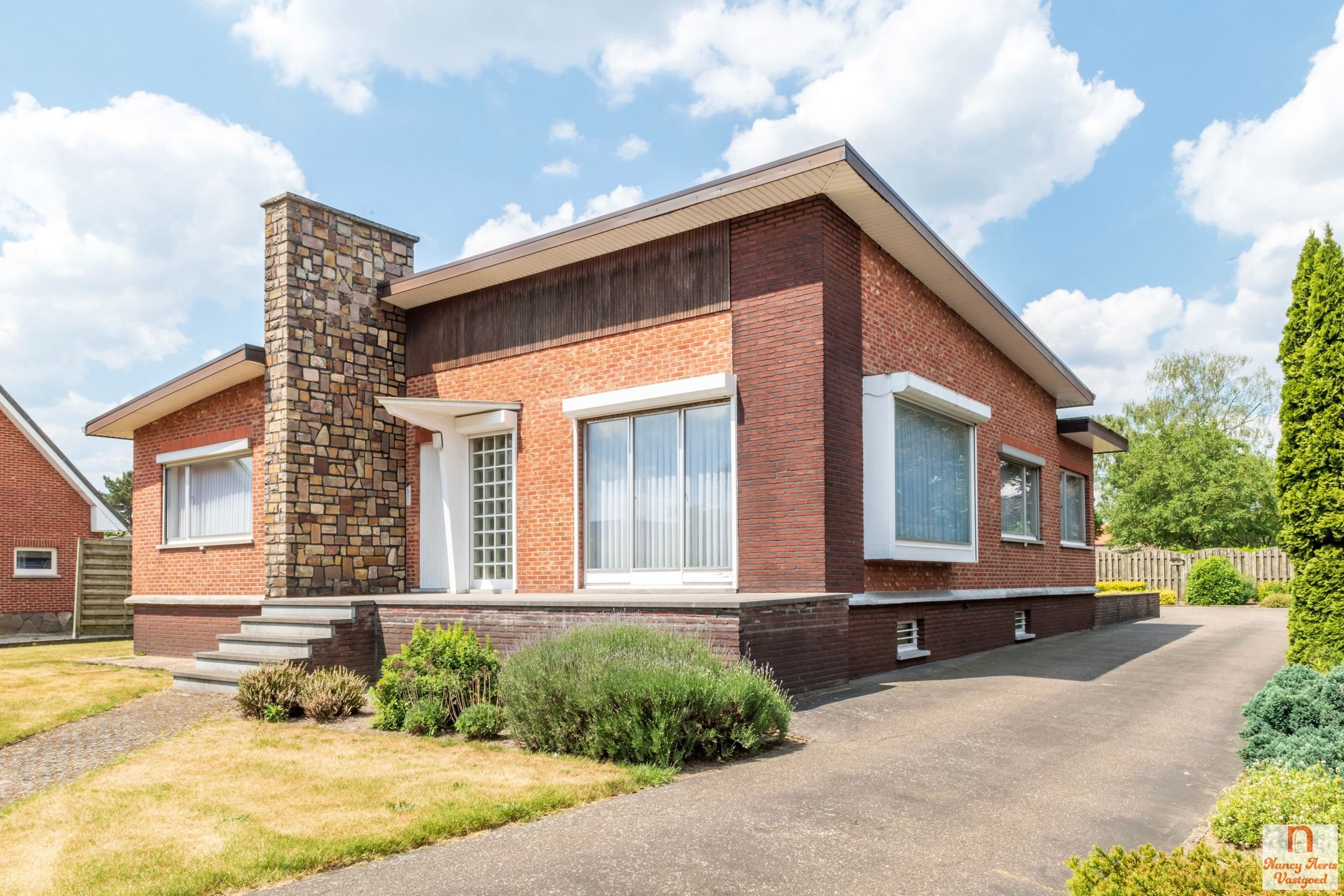 Vrijstaande, goed onderhouden woning op 20 are grond foto 2