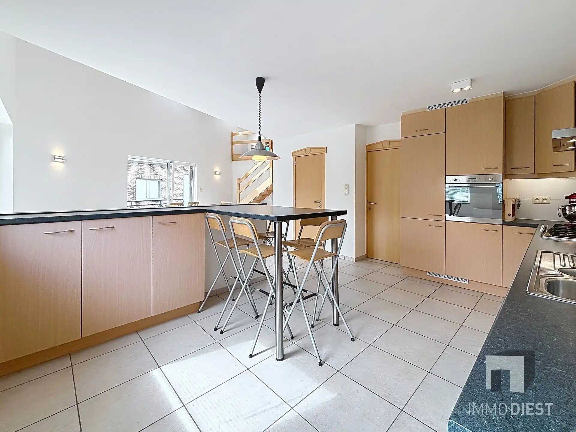 Ruimtelijk duplexappartement met karakter, badend in licht op gunstige ligging in het hart van Zichem. foto 8