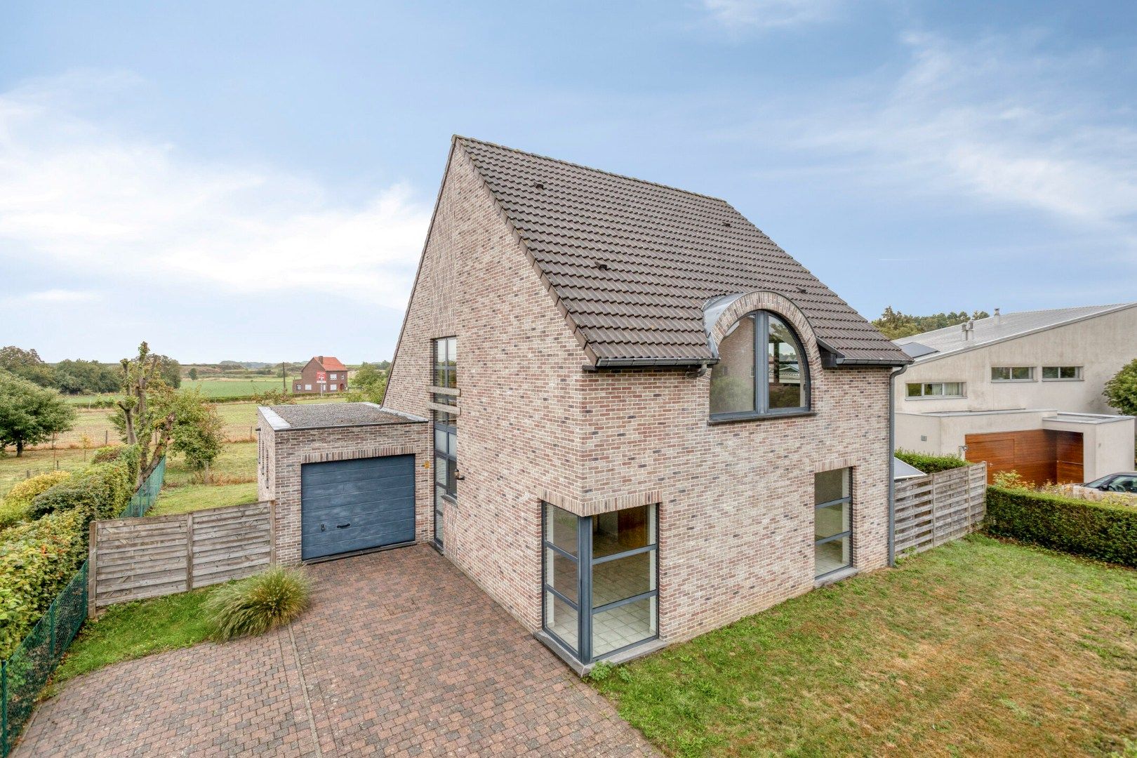 Open bebouwing met 3 slaapkamers, garage en tuin in Haasrode!  – EPC 241 kWh/m² – bewoonbare opp. 201m²  foto {{pictureIndex}}