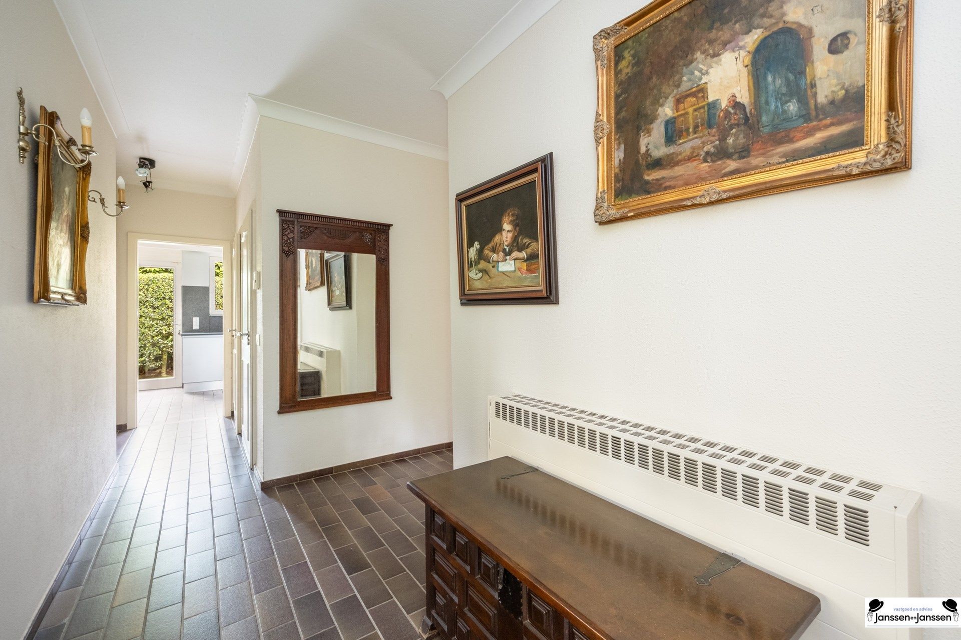 Charmante laagbouwwoning met 3 slaapkamers en prachtige tuin foto 2