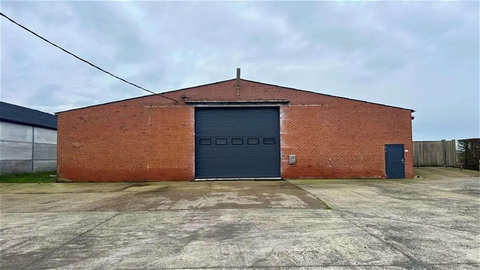 Ruime loods met kantoor en buitenterrein te Ieper foto 2