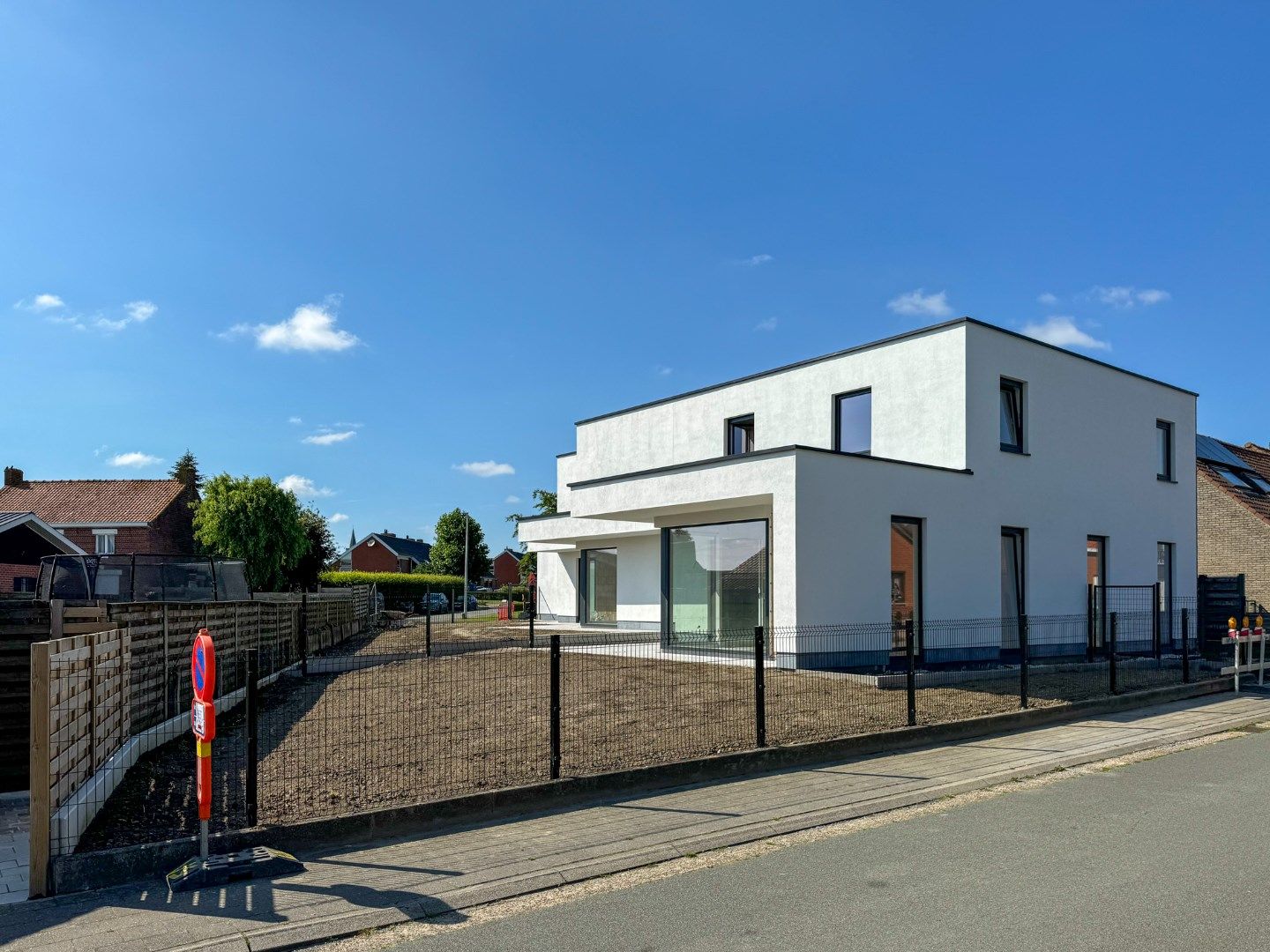 Nieuwbouwwoning met 3 slaapkamers en tuin. foto 1