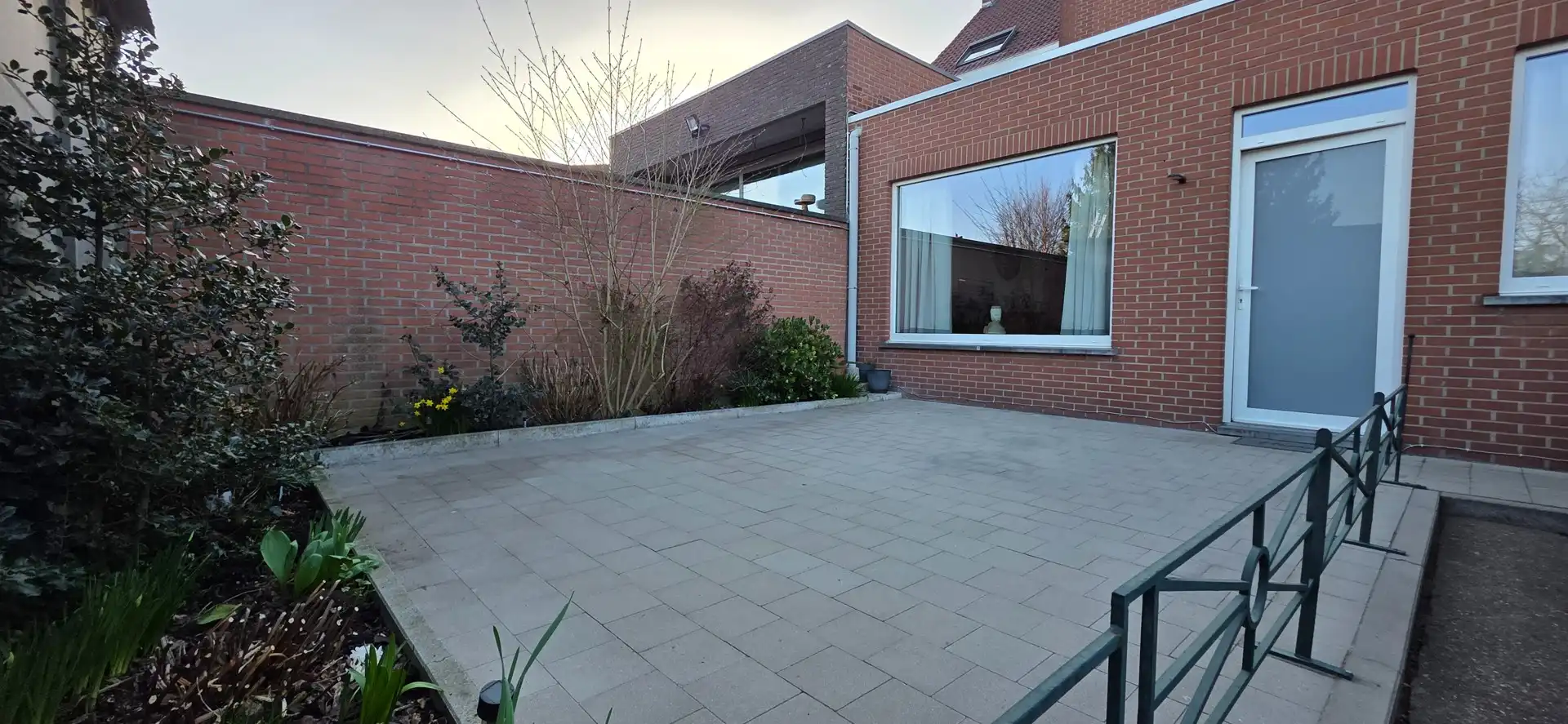 Gerenoveerd gelijkvloers 2-slaapkamerappartement met gezellig terras foto {{pictureIndex}}