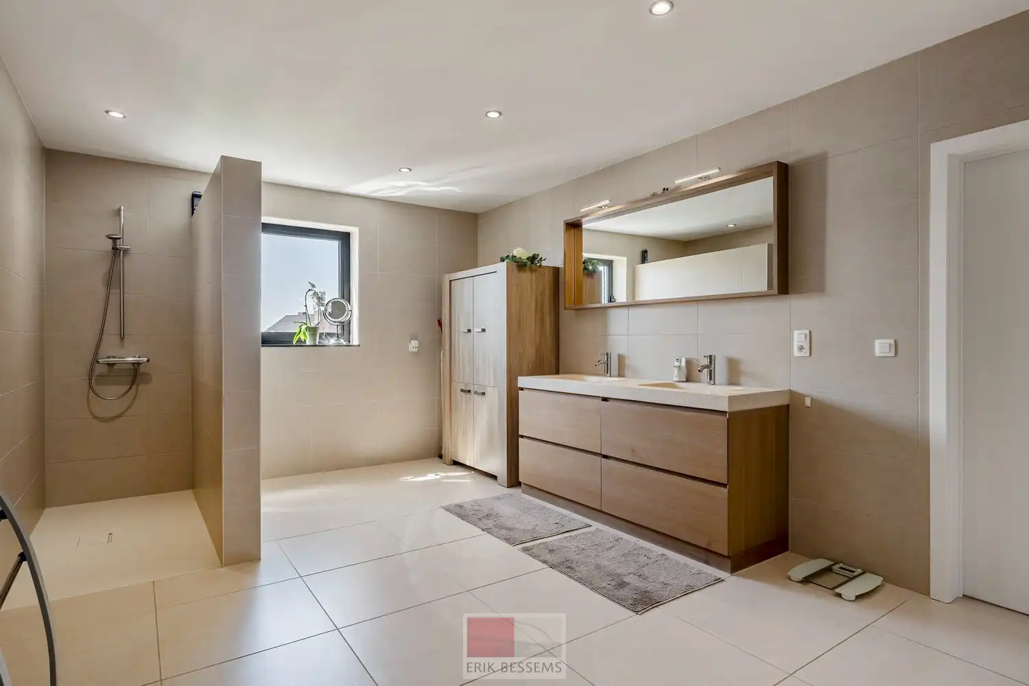 Deze moderne halfopen woning, gebouwd in 2016, biedt een bewoonbare oppervlakte van maar liefst 232 m² op een perceel van 377 m² en maar liefst 5 slaapkamers waarvan er eentje in gebruik is als bureau. foto 19