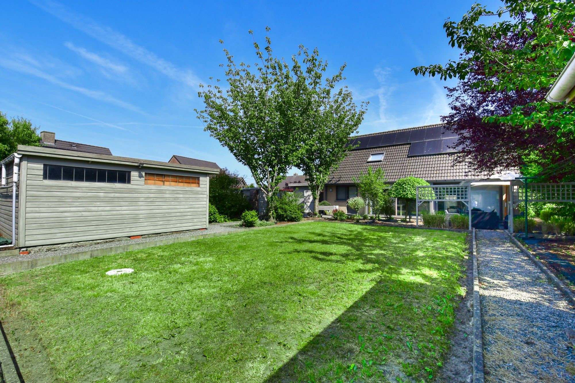Energiezuinige gezinswoning met 4 slaapkamers en zonnige tuin in Maria-Aalter foto 2