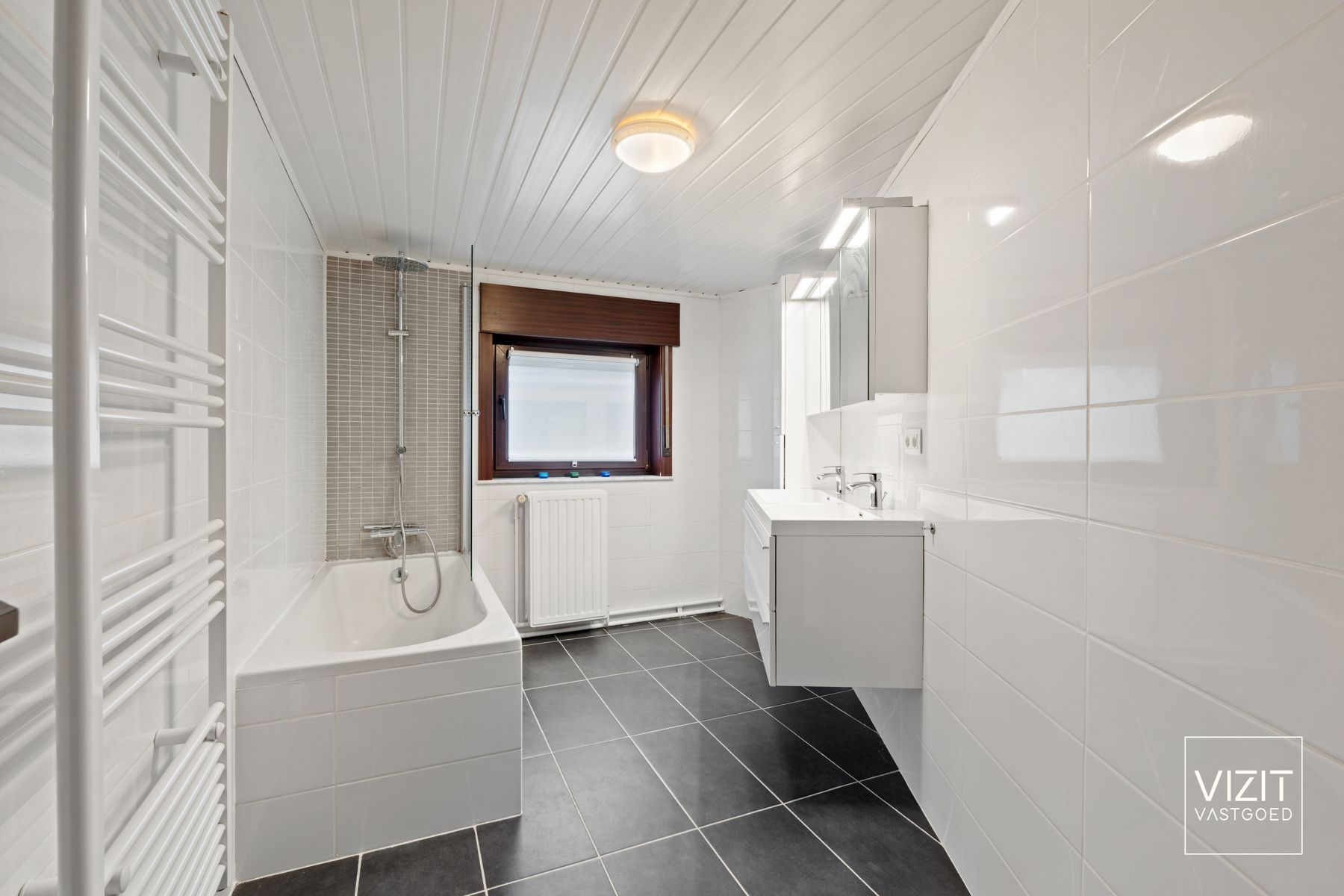 Zeer ruim appartmenet met 3 slaapkamers en parkeerplaats foto 13