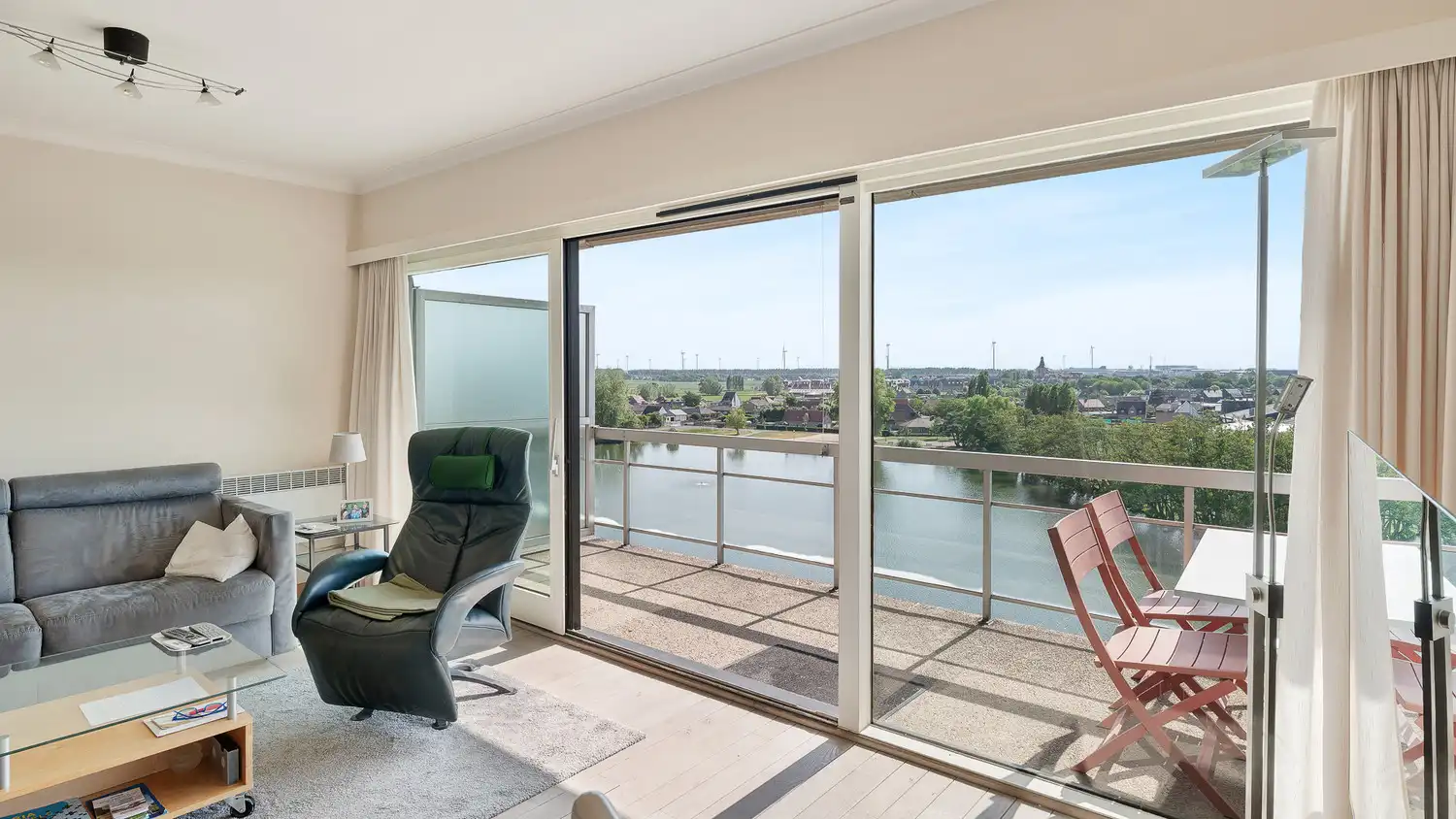 Zongericht ruim 2-slaapkamer appartement met prachtige zichten foto {{pictureIndex}}