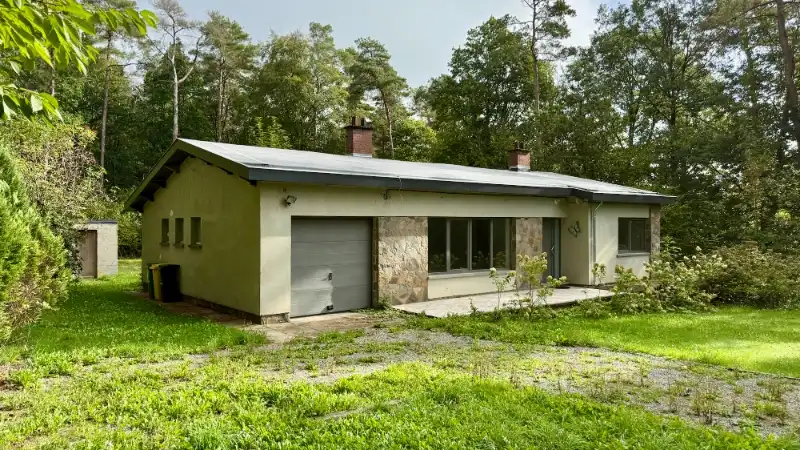 --- NOUVEAU --- Bungalow quatre façades avec 2 chambres, garage et grand jardin dans un environnement verdoyant. foto 3