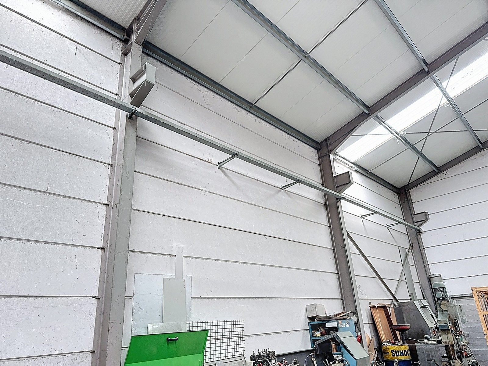 Instapklaar BEDRIJFSPAND te koop in Zedelgem, bestaande uit magazijn (480m²) met geïntegreerde kantoorruimten en grotendeels verhard buitenterrein! Op industriezone. foto 12