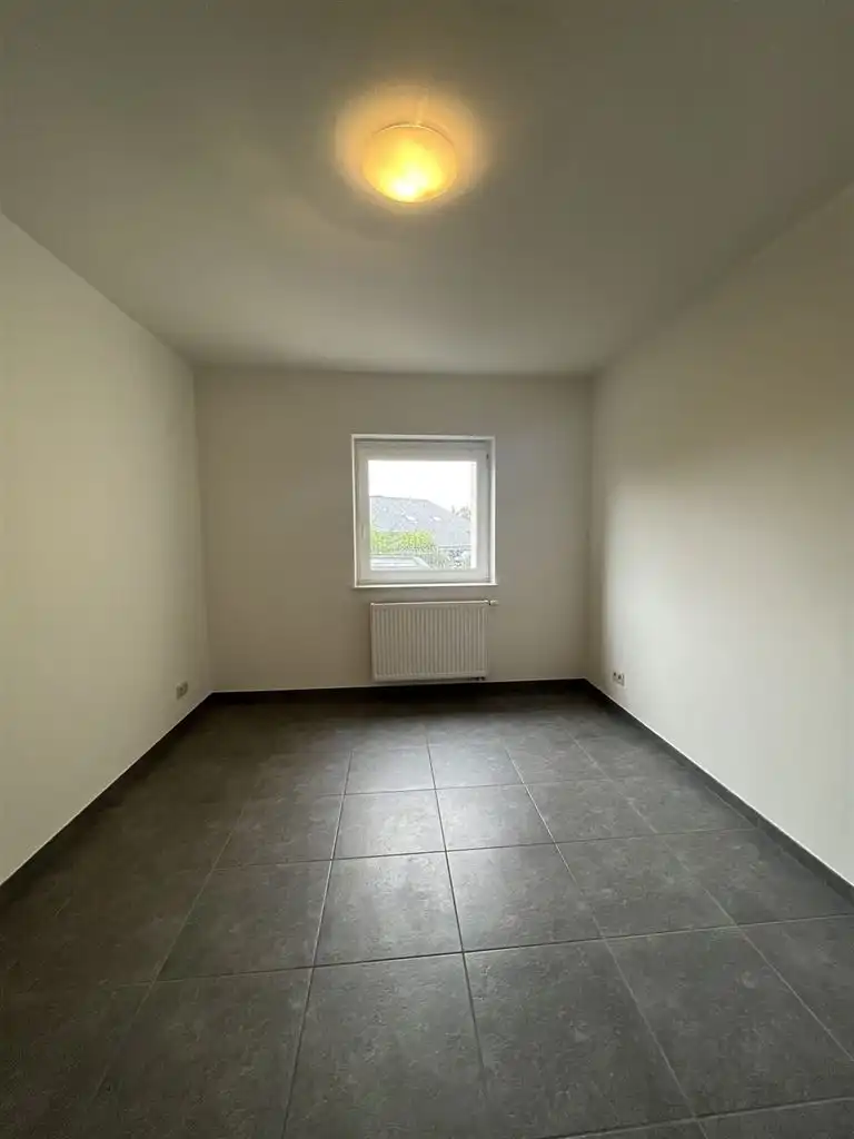 Instapklare stadswoning met 3 slaapkamers, aparte garage en tuintje. foto 14