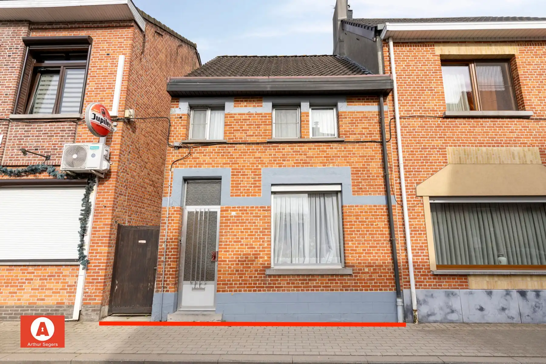 Solide half-open bebouwing met achtergelegen fietswegel. foto 3