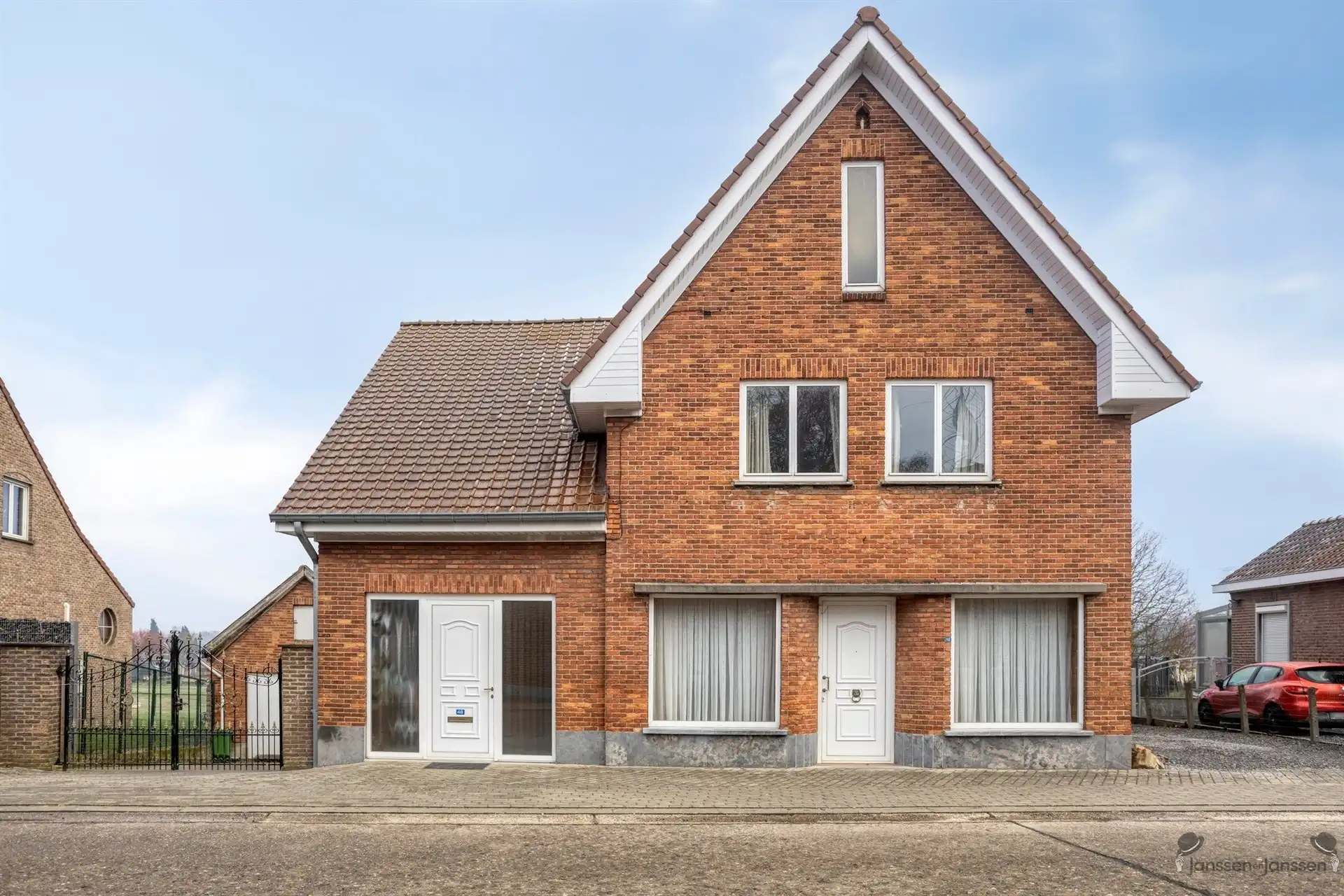 Hoofdfoto van de publicatie: Ruime renovatiewoning met polyvalente bijgebouwen