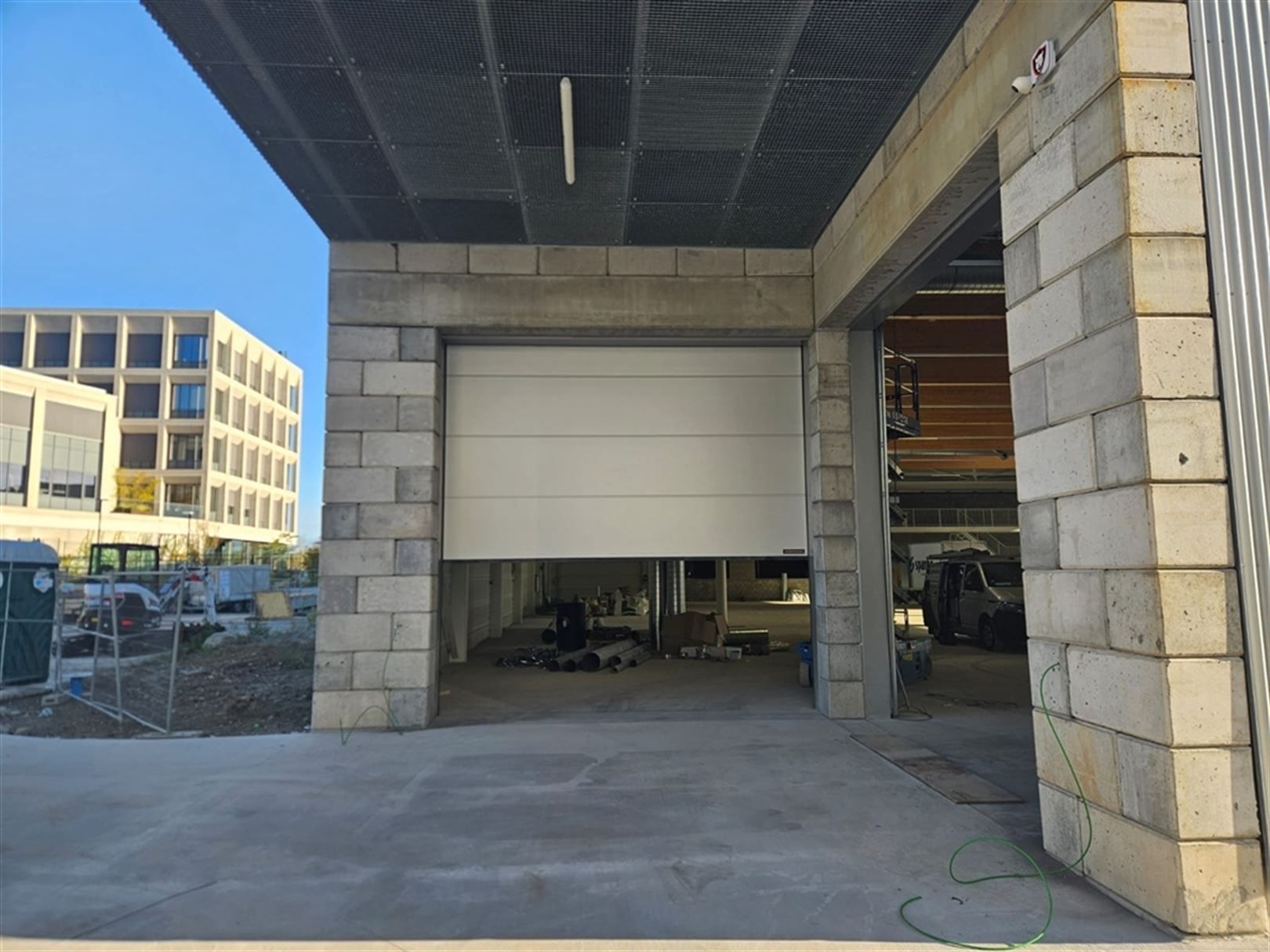 Nieuwbouw magazijnruimtes langs de E40 in Drongen  foto 2