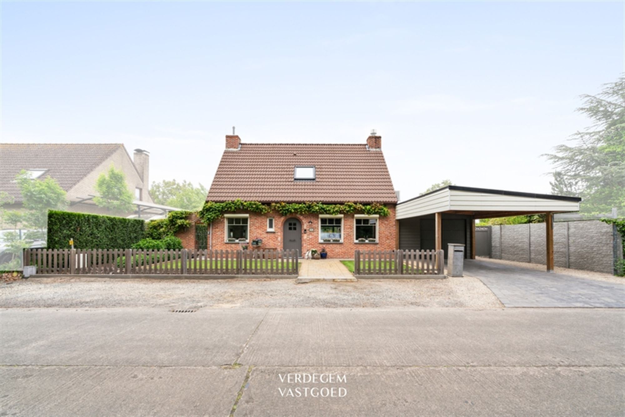Prachtig en instapklaar wonen in landelijke stijl met garages, atelier en geniettuin foto {{pictureIndex}}