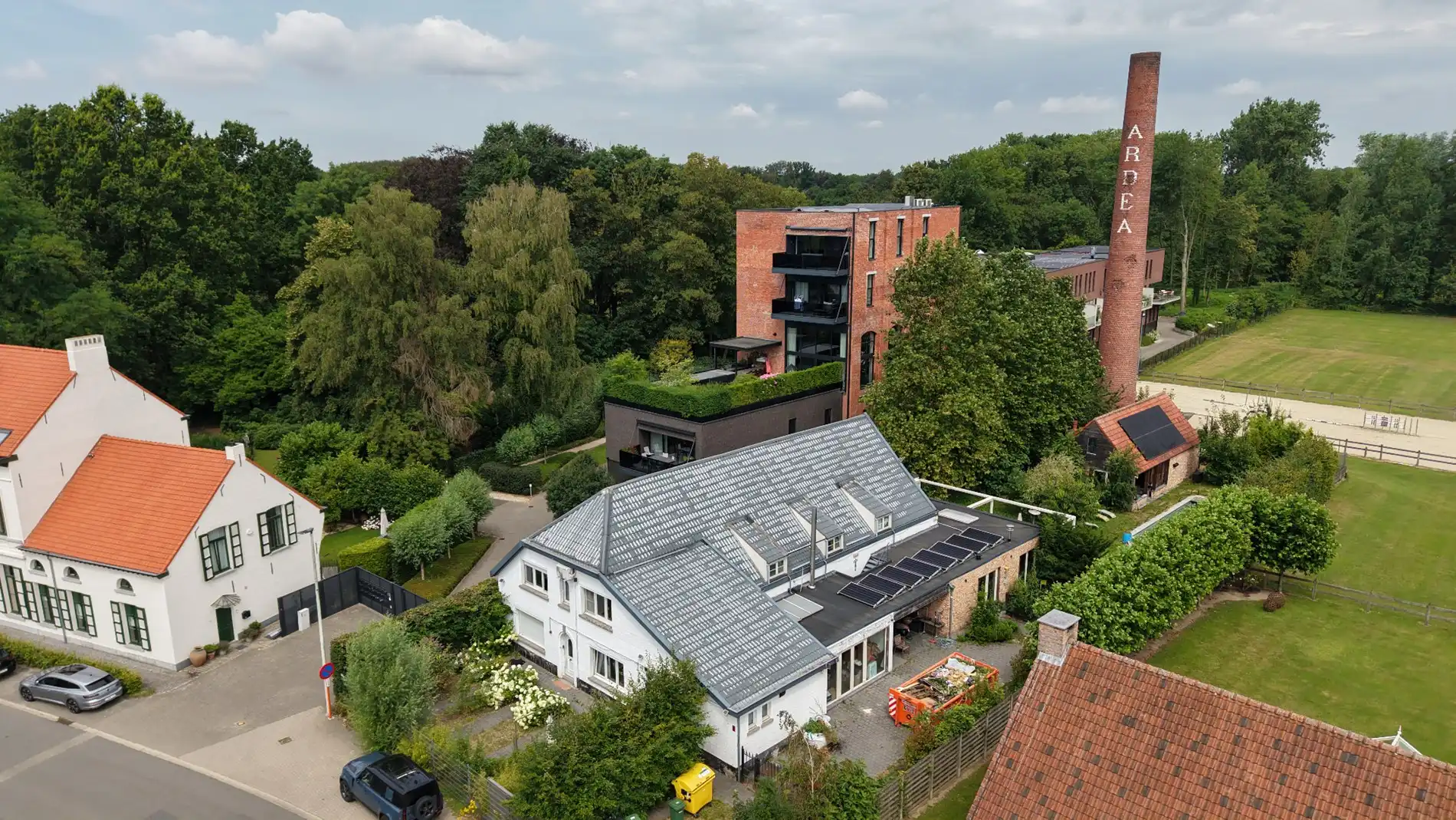Zeer ruime woning (8 slpk + 8 badkamers) op een perceel van ca. 1.522 m² te Wijnegem/grens Schilde foto 2