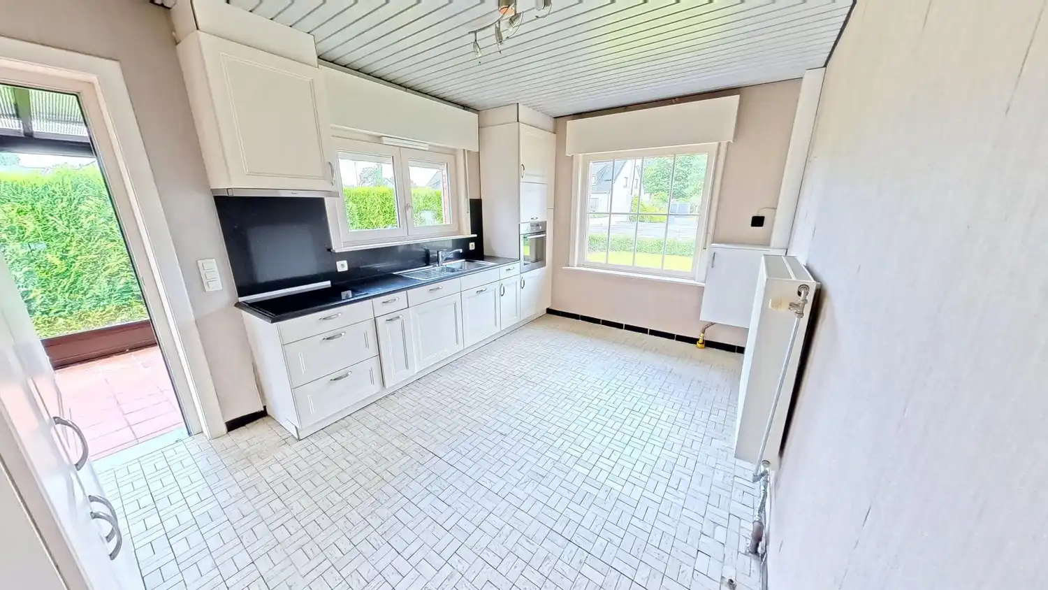 Centraal gelegen woning met veel potentieel op mooi perceel! foto 5