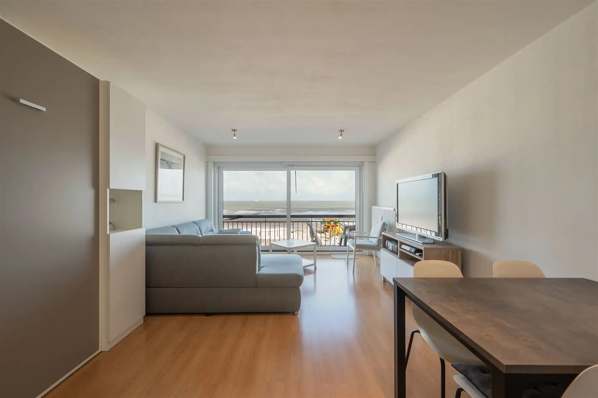 Wonen met de zee als decor – volledig gerenoveerde studio met terras foto 2