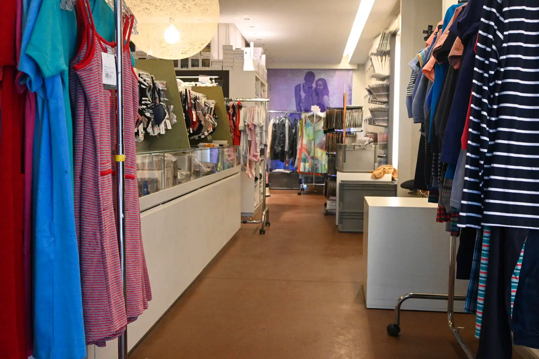 Ingerichte lingeriezaak in het centrum van Gistel. foto 4