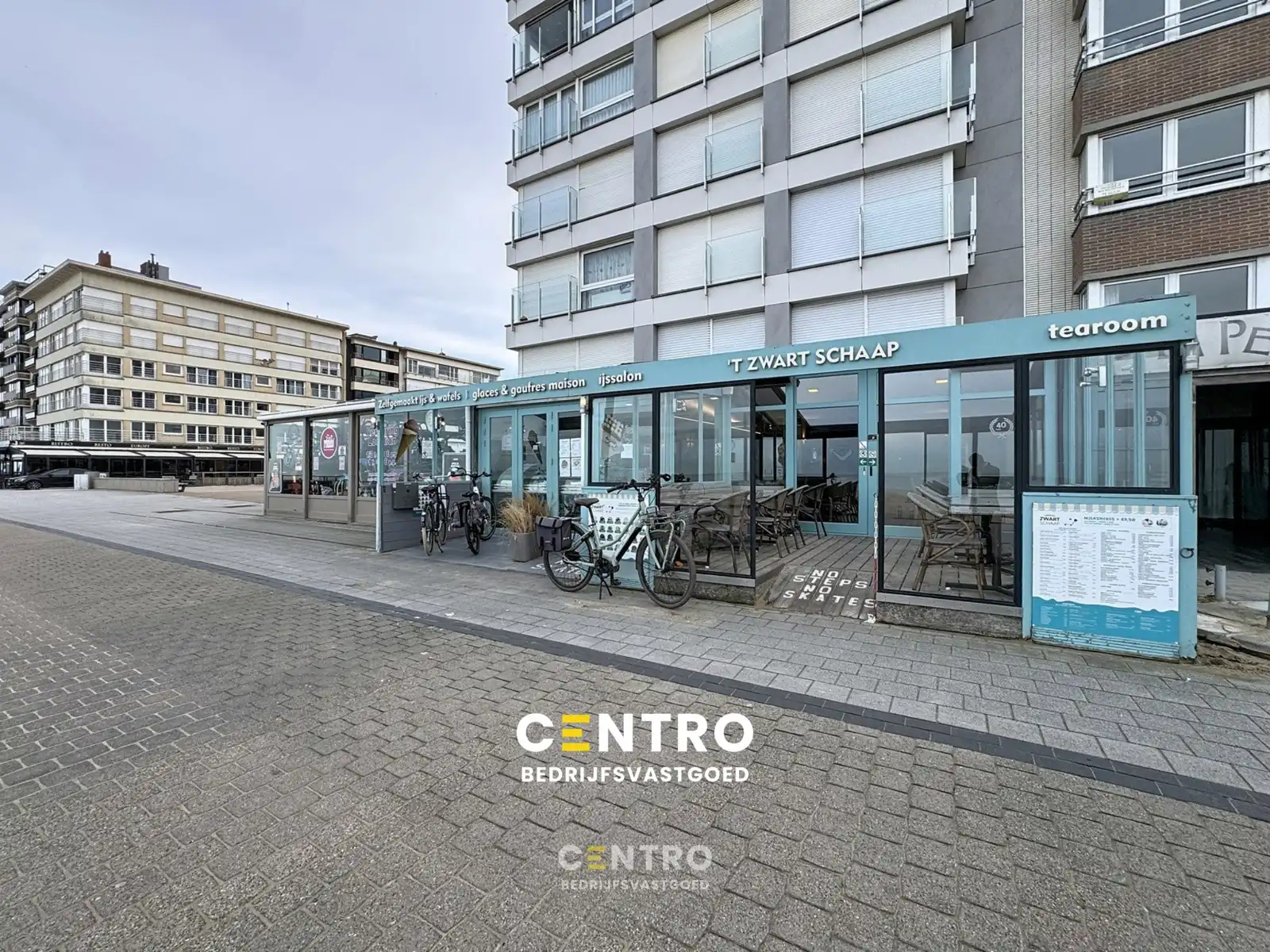 Verkoop handelspand IJssalon - Tearoom 't Zwart Schaap te Sint-Idesbald! foto {{pictureIndex}}