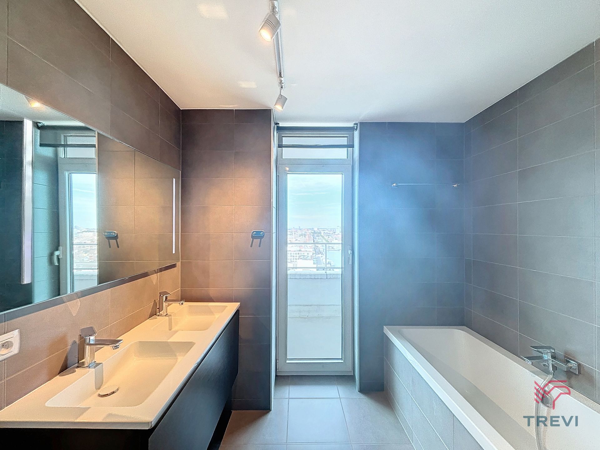 UP-SITE appartement met 2 slaapkamers op de 16e verdieping foto 8