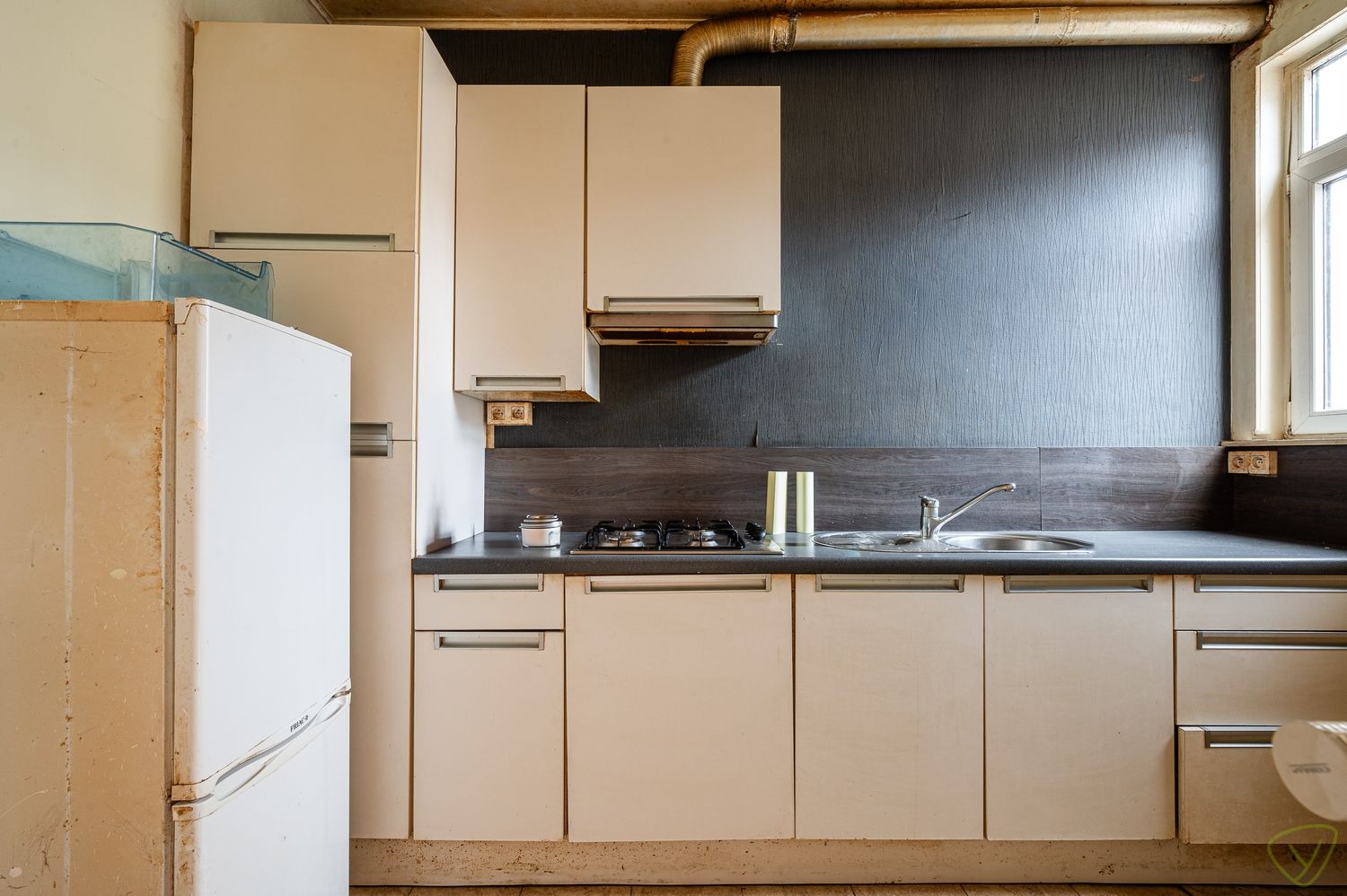 Op te frissen woning met verrassend ruime stadstuin in hartje Eeklo foto 6