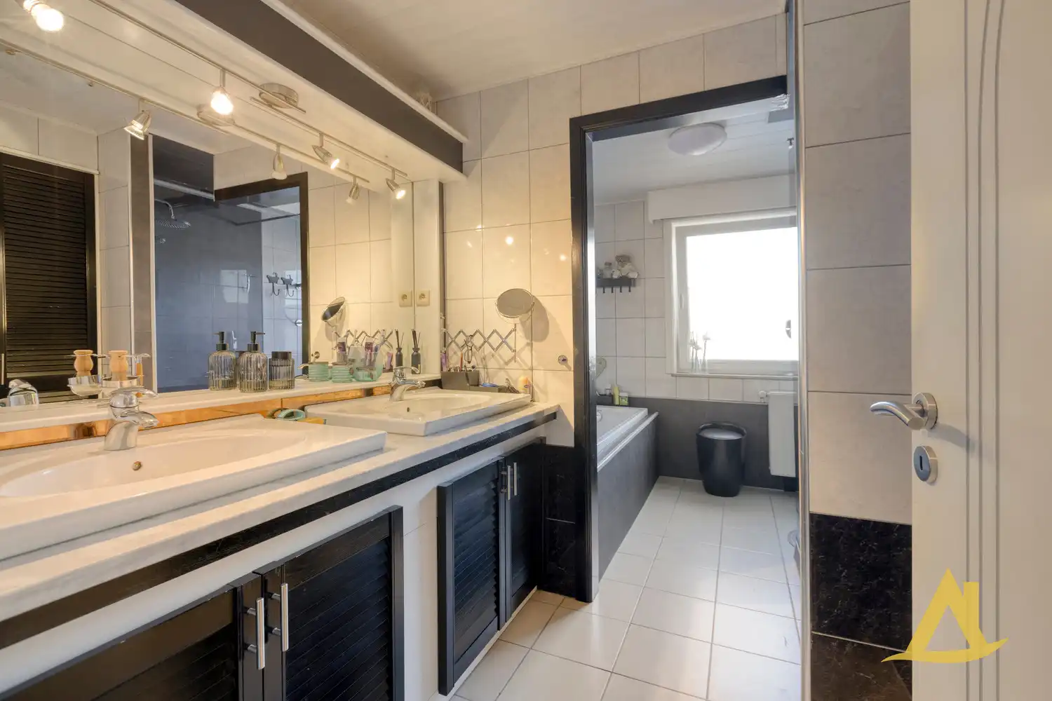 ZEER RUIM APPARTEMENT MET STUDIO EN 2 AUTOSTAANPLAATSEN TE DIEST! foto 21