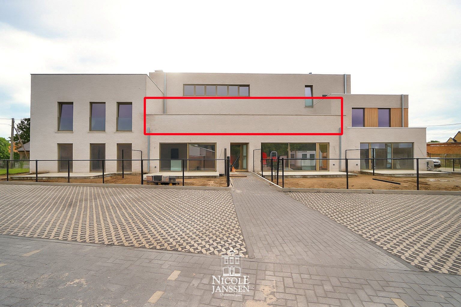 Nieuwbouwappartement op de eerste verdieping met terras en  twee autostandplaatsen foto {{pictureIndex}}