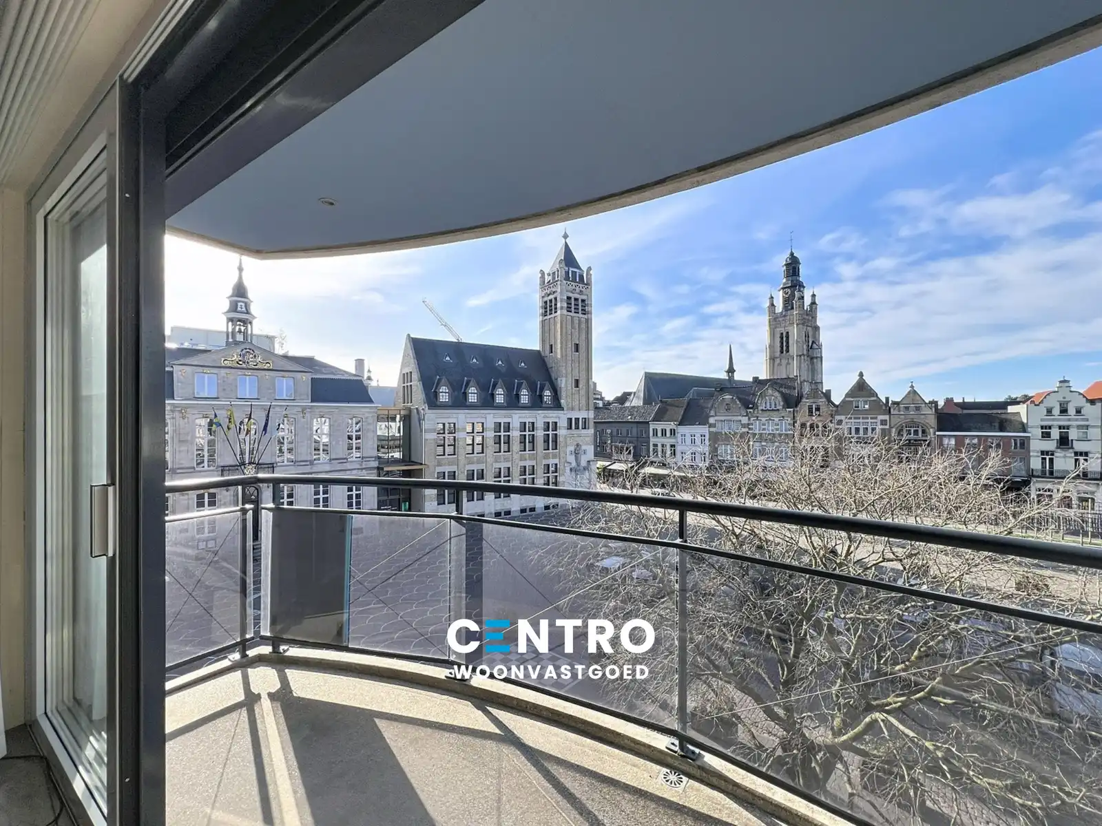 Appartement op AAA-locatie: ruim (127m²), ZONNIG doorloopappartement op de Grote markt (o.a. 2 slpk, dressing, 2 badk, 2 terrassen). foto {{pictureIndex}}