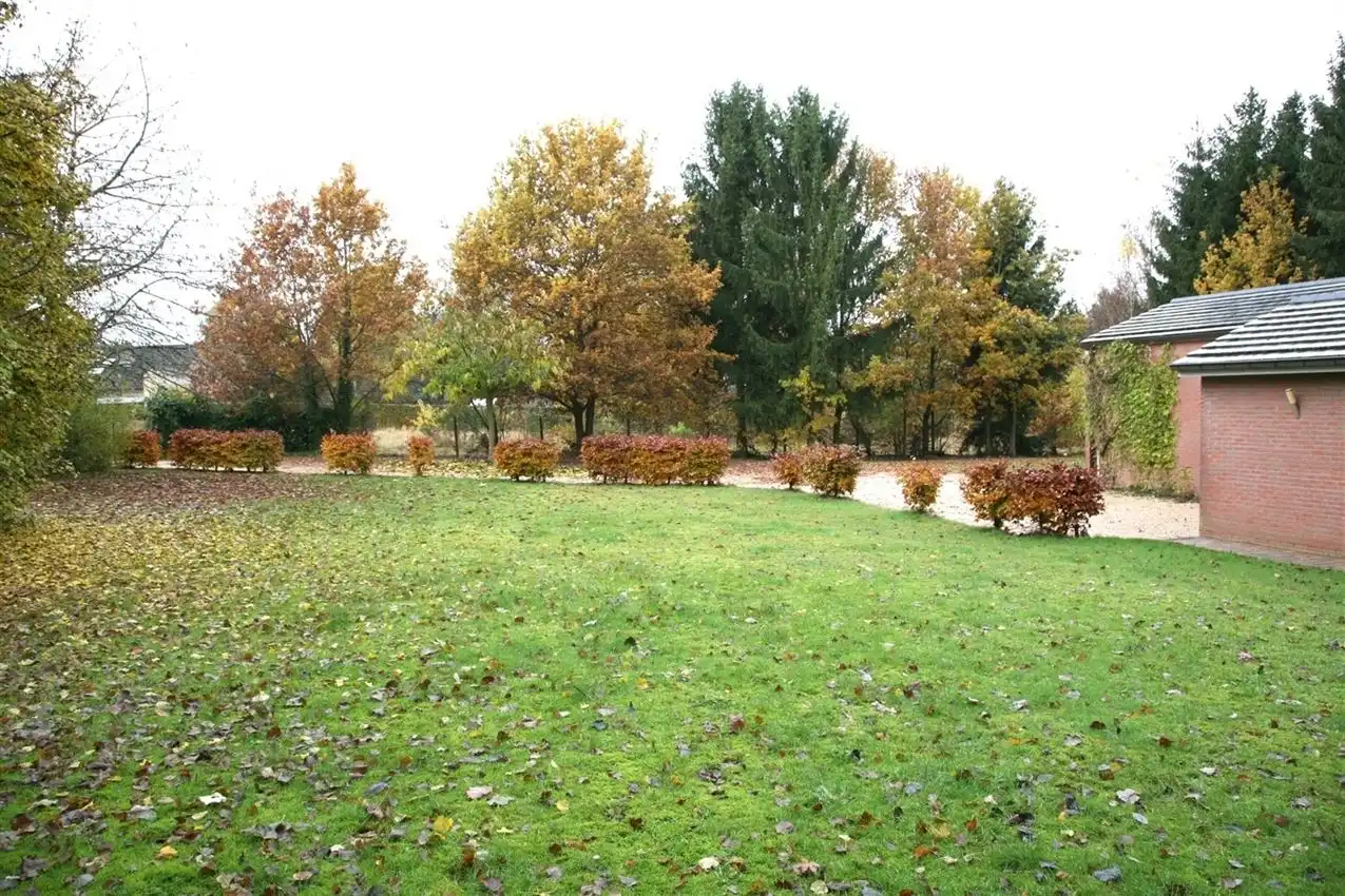 Zeer rustig gelegen gelijkvloerse woning met 3 slpk. foto 2
