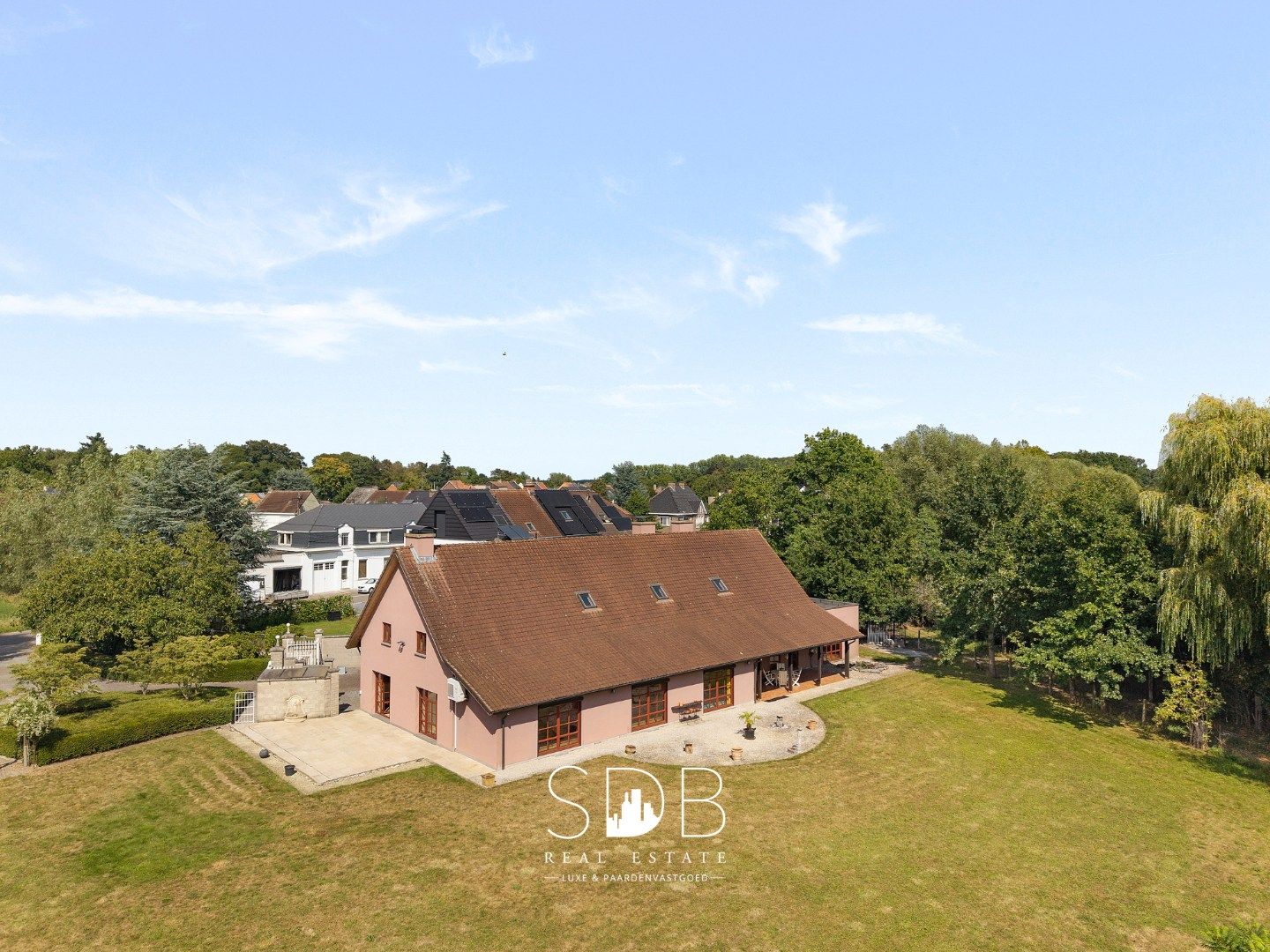 Hoofdfoto van de publicatie: Hedendaagse villa met gezinstuin en graslanden op 7.496m²
