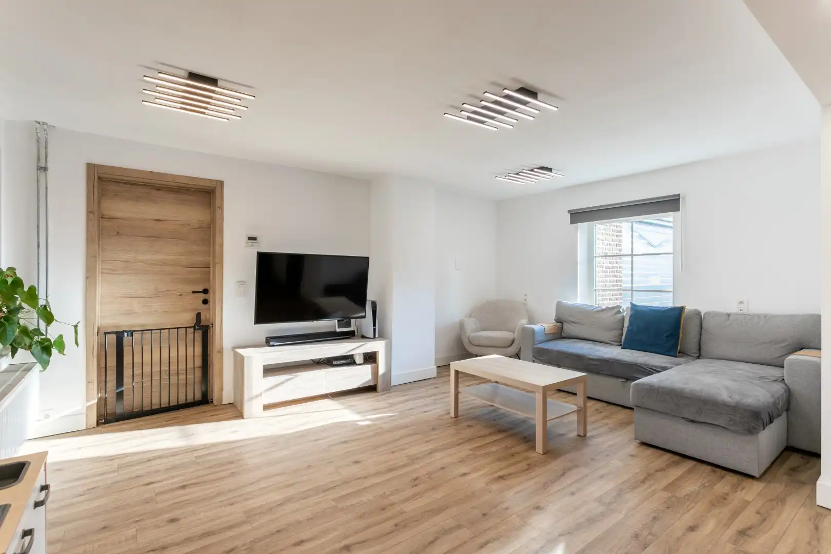 Instapklare woning met 3 slaapkamers, tuin en 2 garages.  foto 3