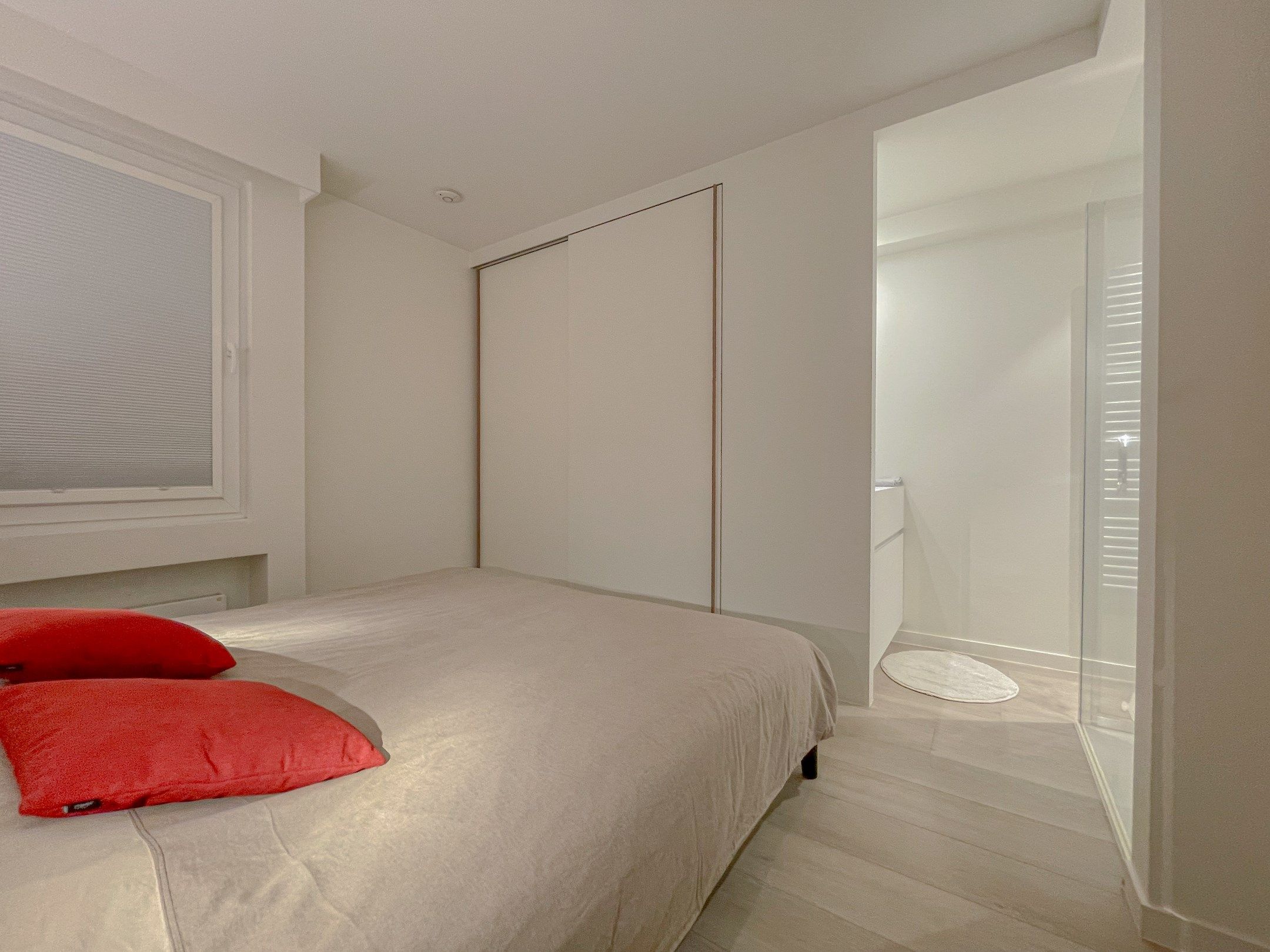 Recent tijdloos gerenoveerd appartement met zijdelings zeezicht. foto 17