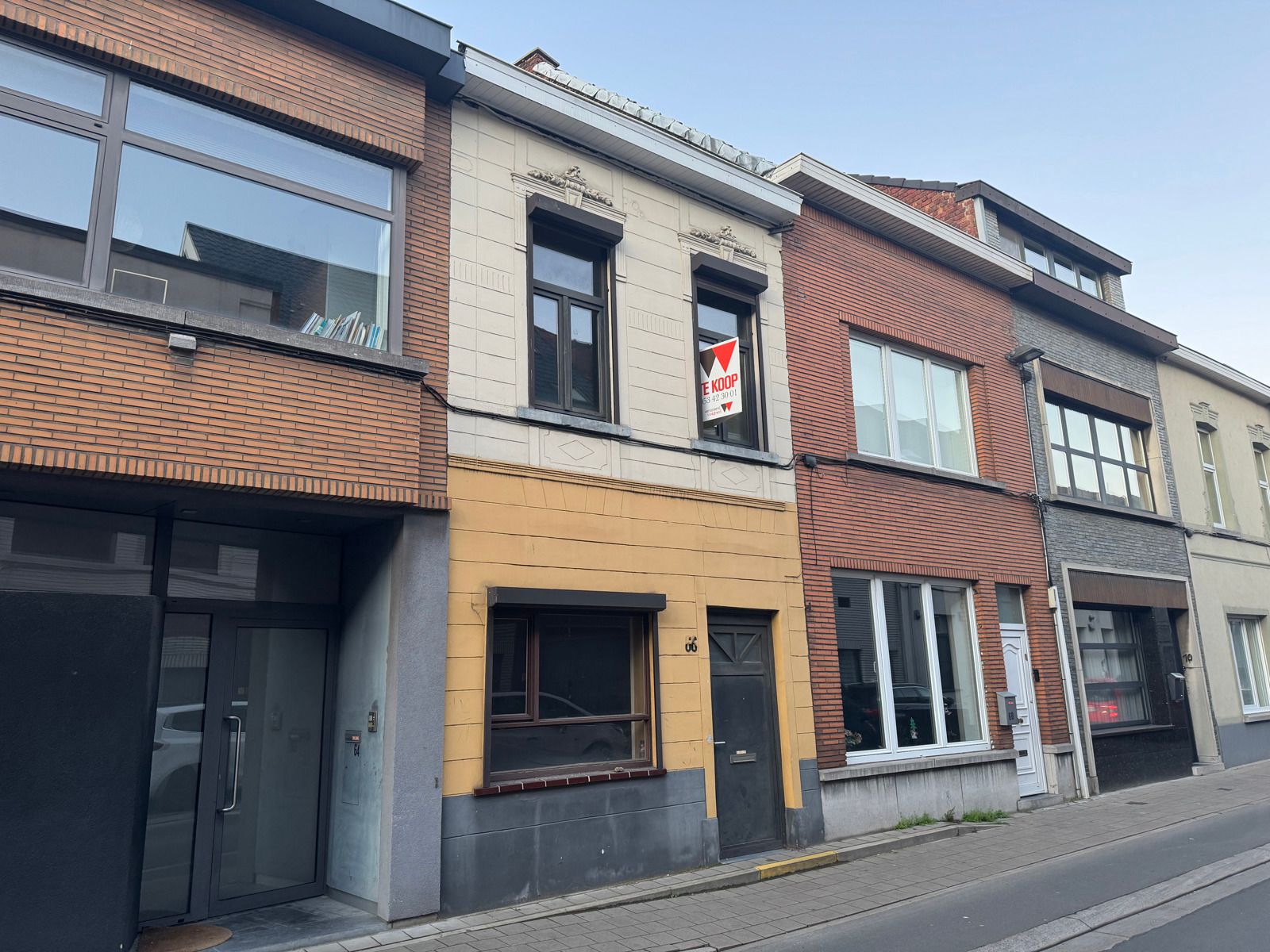 Hoofdfoto van de publicatie: Te koop: te renoveren rijwoning in centrum Aalst