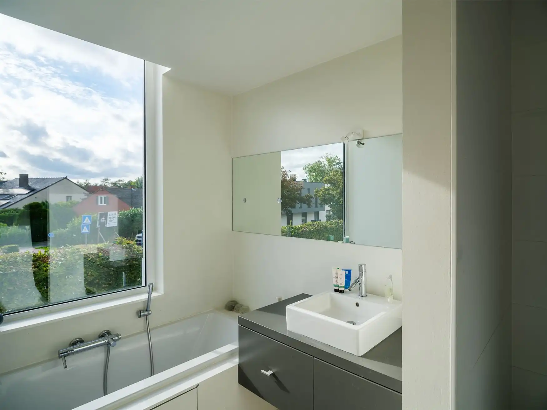 High-end designwoning met zuidgerichte tuin foto 7