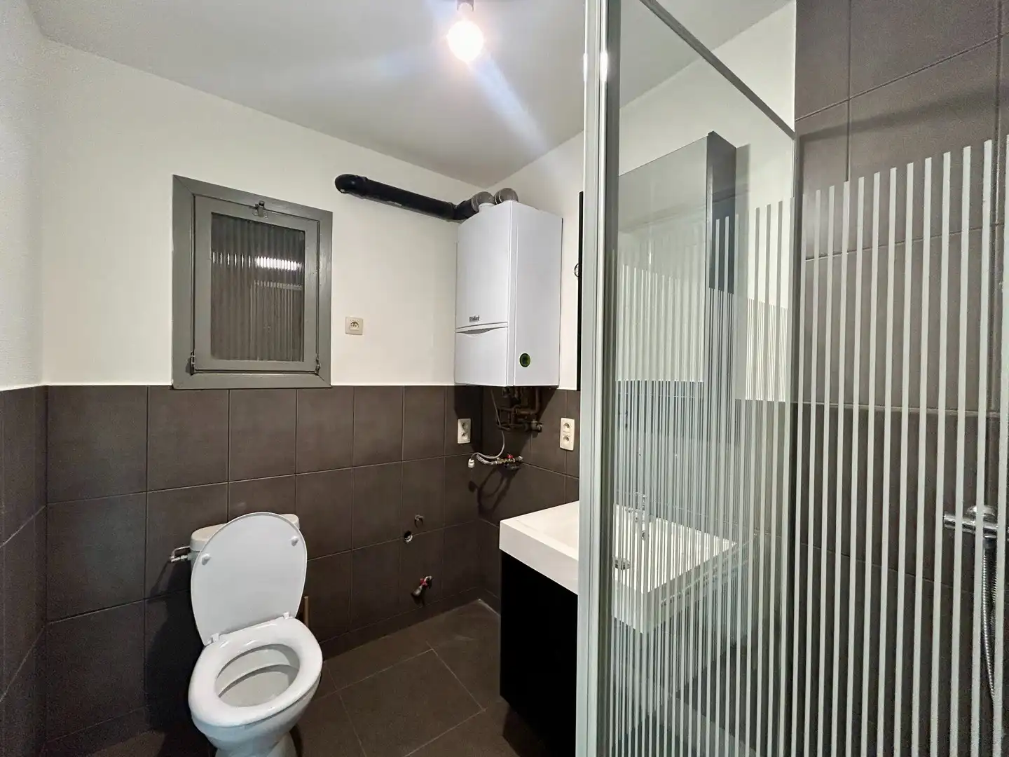 Instapklaar 2-slaapkamer appartement met terras in centrum Roeselare! foto 10